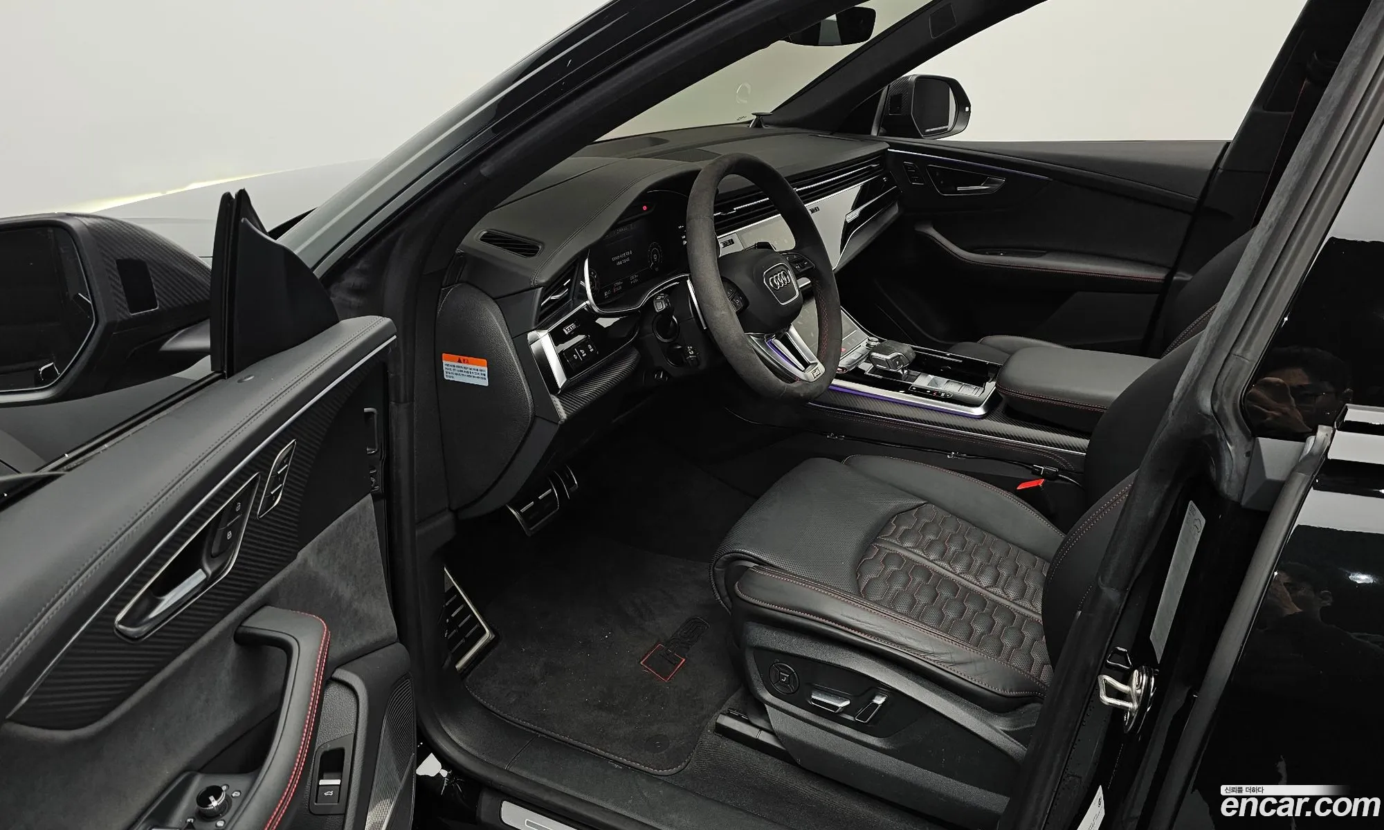 Audi RSQ8 2025 WUAZZZF13SD018380 — 4