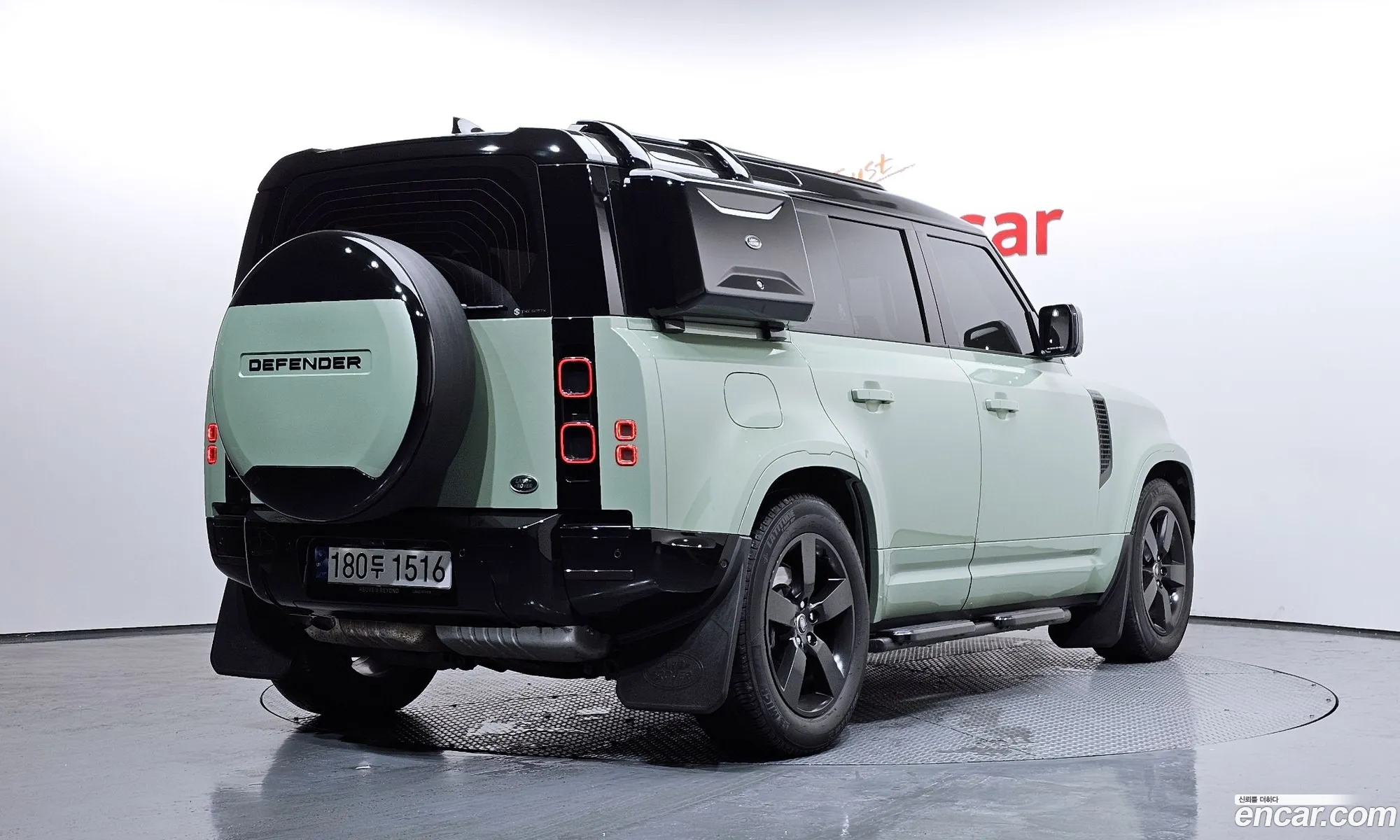 Land Rover Defender 2023 — 16