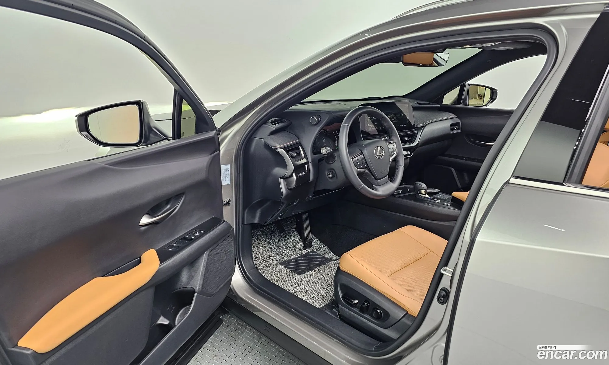 Lexus UX300h 2025 — 7