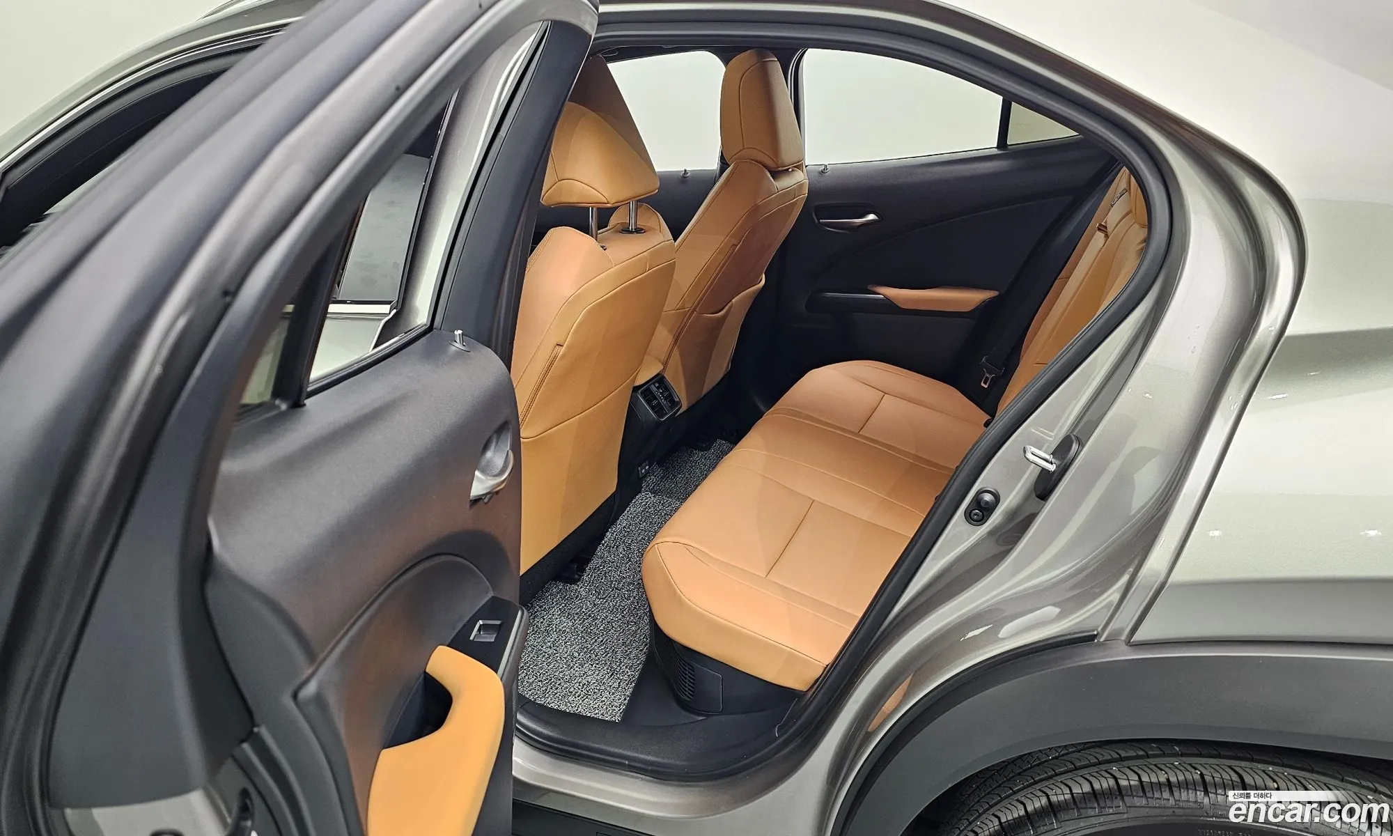Lexus UX300h 2025 — 11