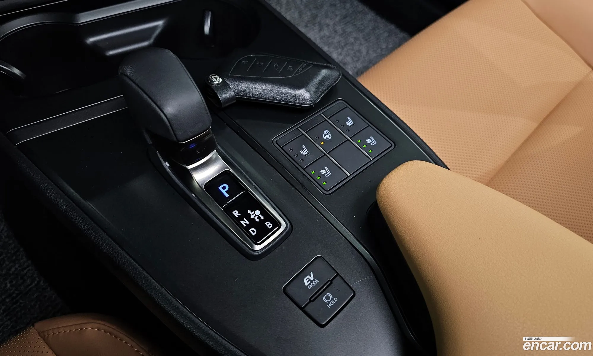 Lexus UX300h 2025 — 6