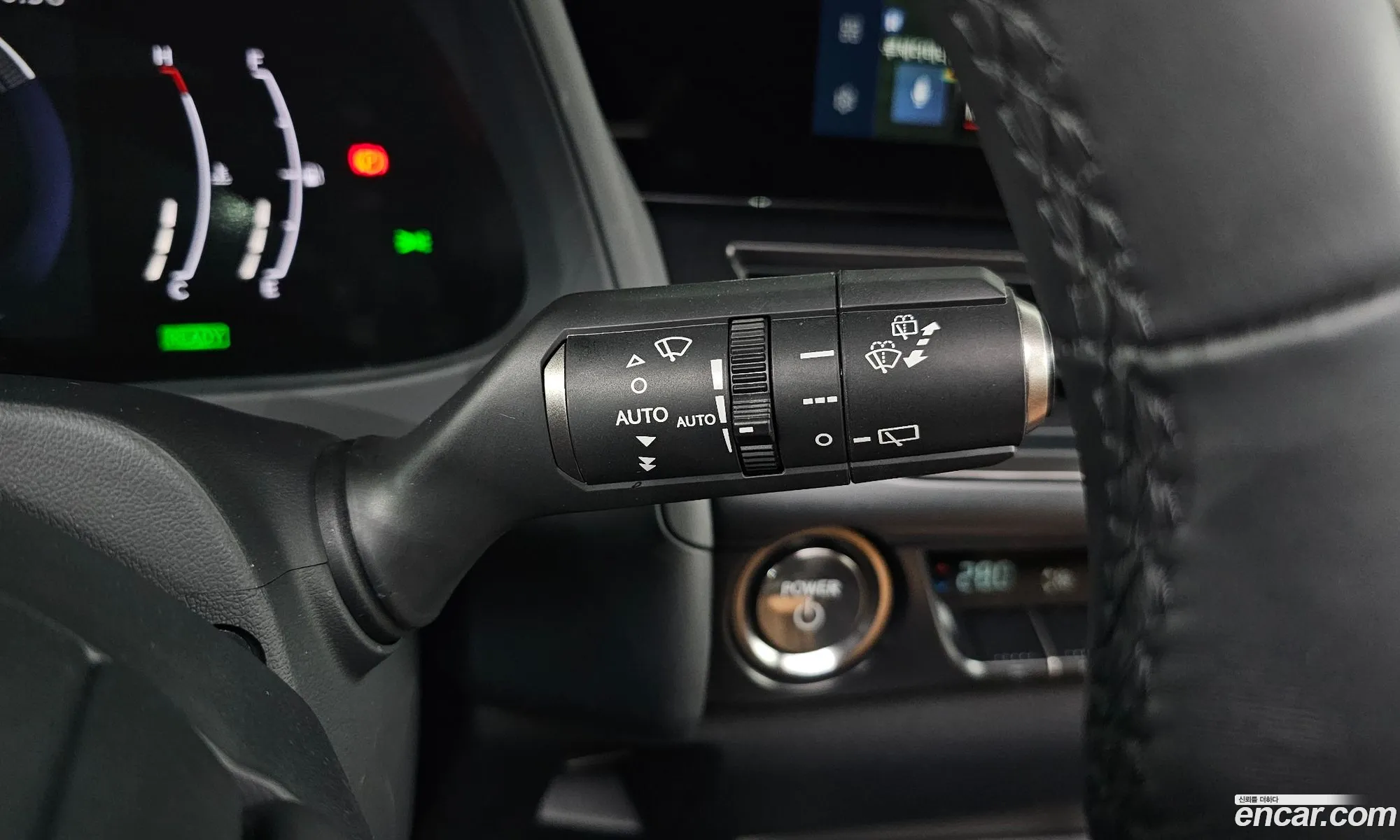 Lexus UX300h 2025 — 3