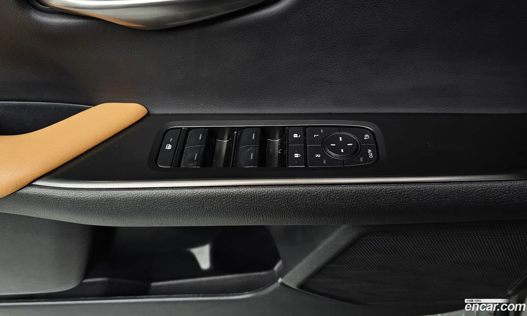 Lexus UX300h 2025 — 8