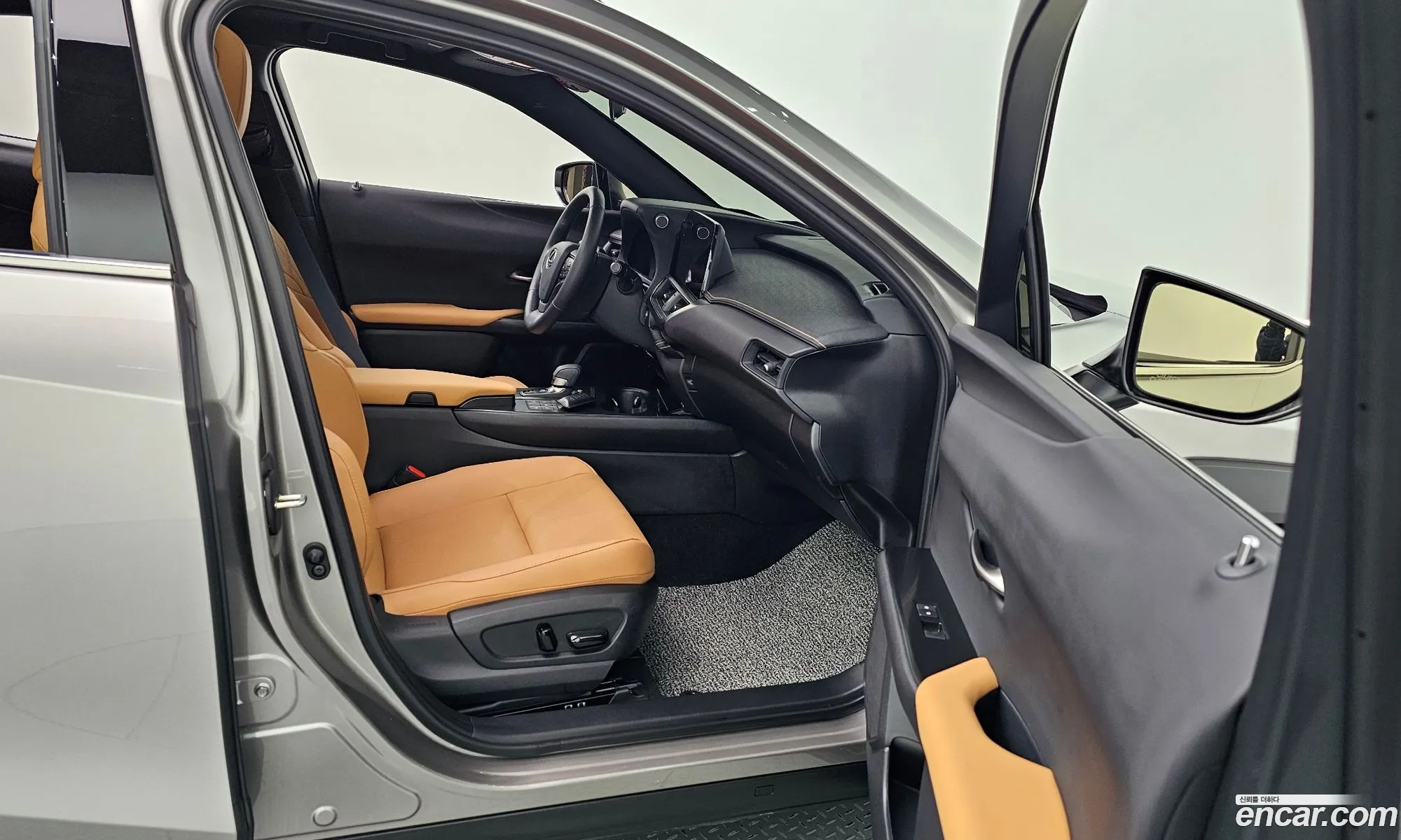 Lexus UX300h 2025 — 2