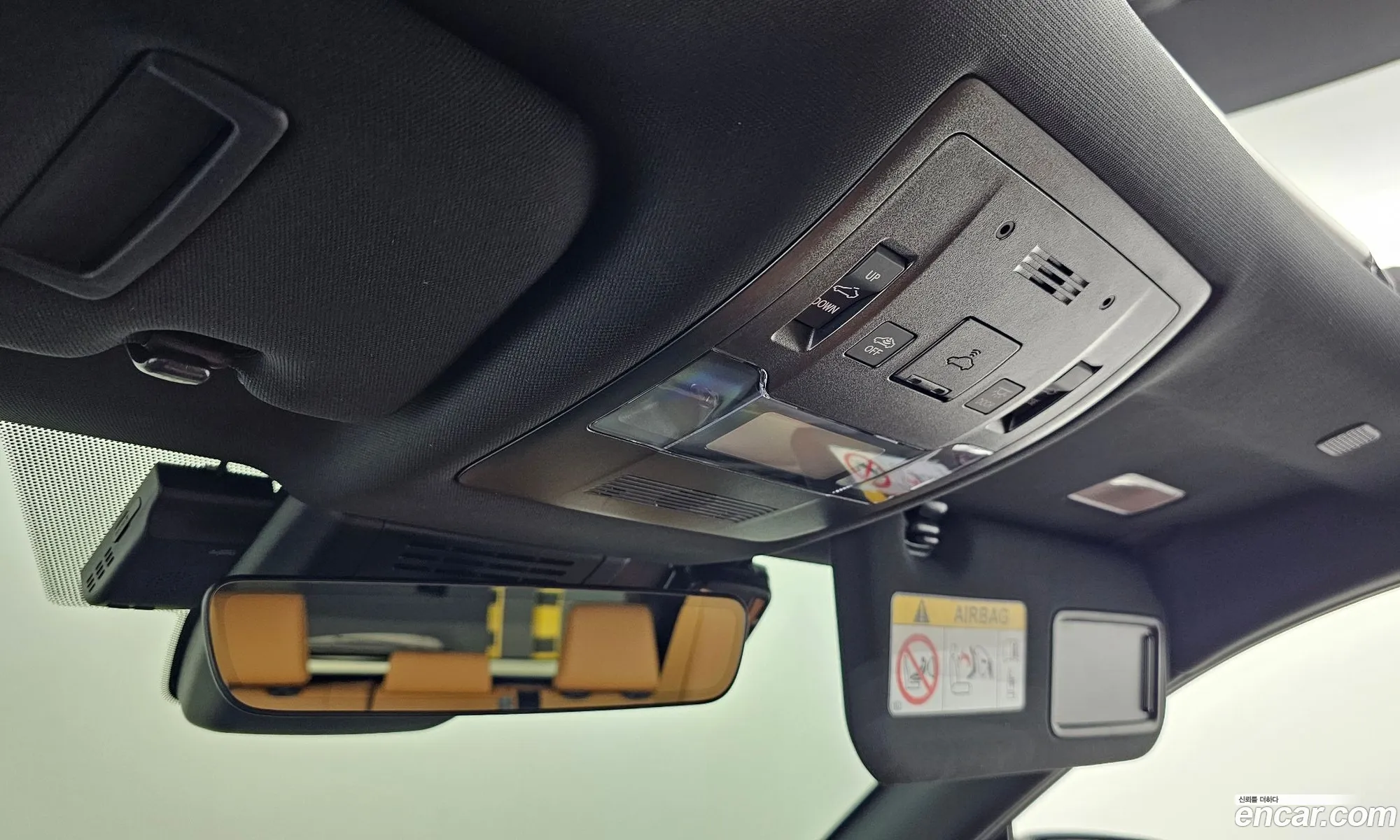 Lexus UX300h 2025 — 19