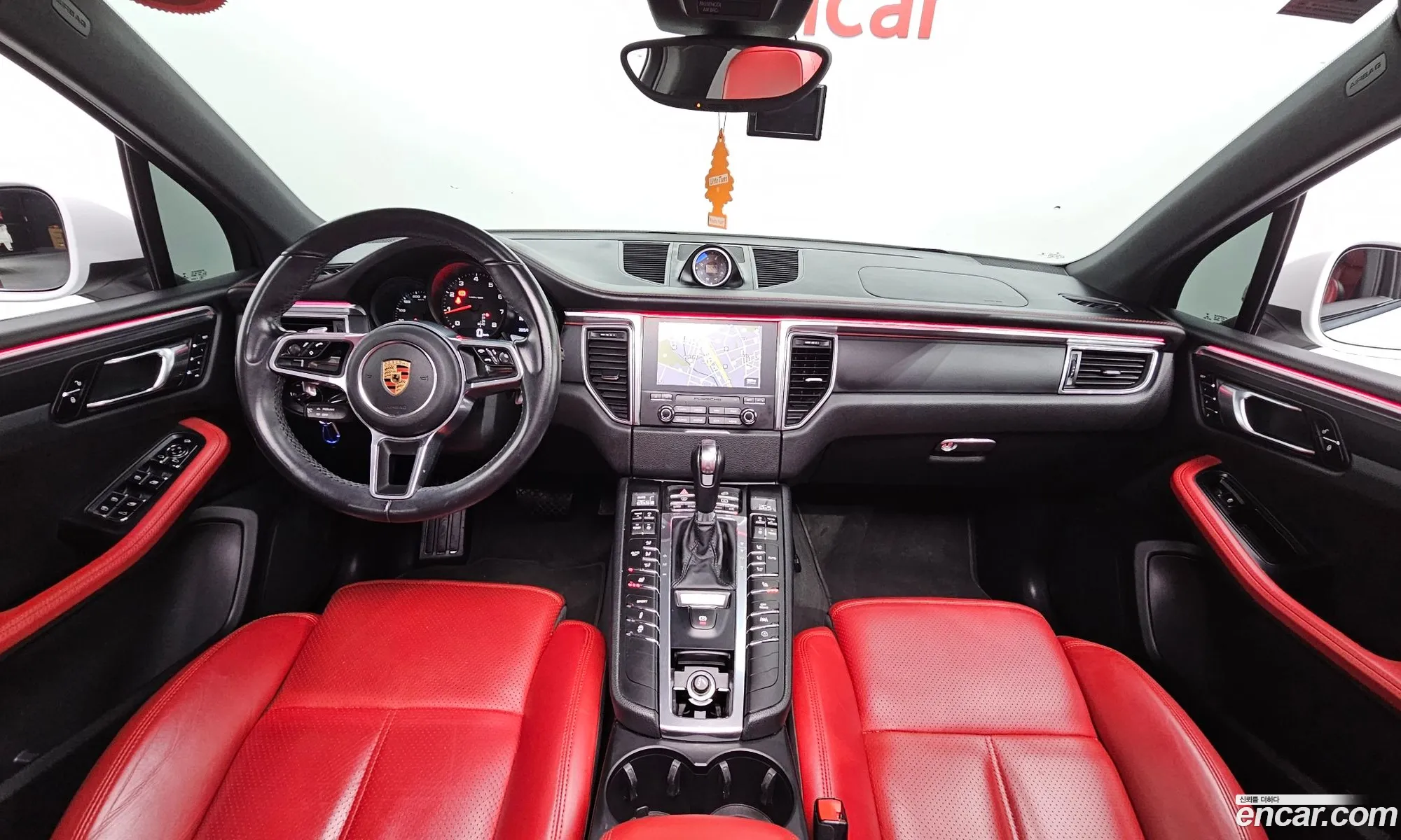 Porsche Macan 2018 WP1AA2953JLB15802 — 18