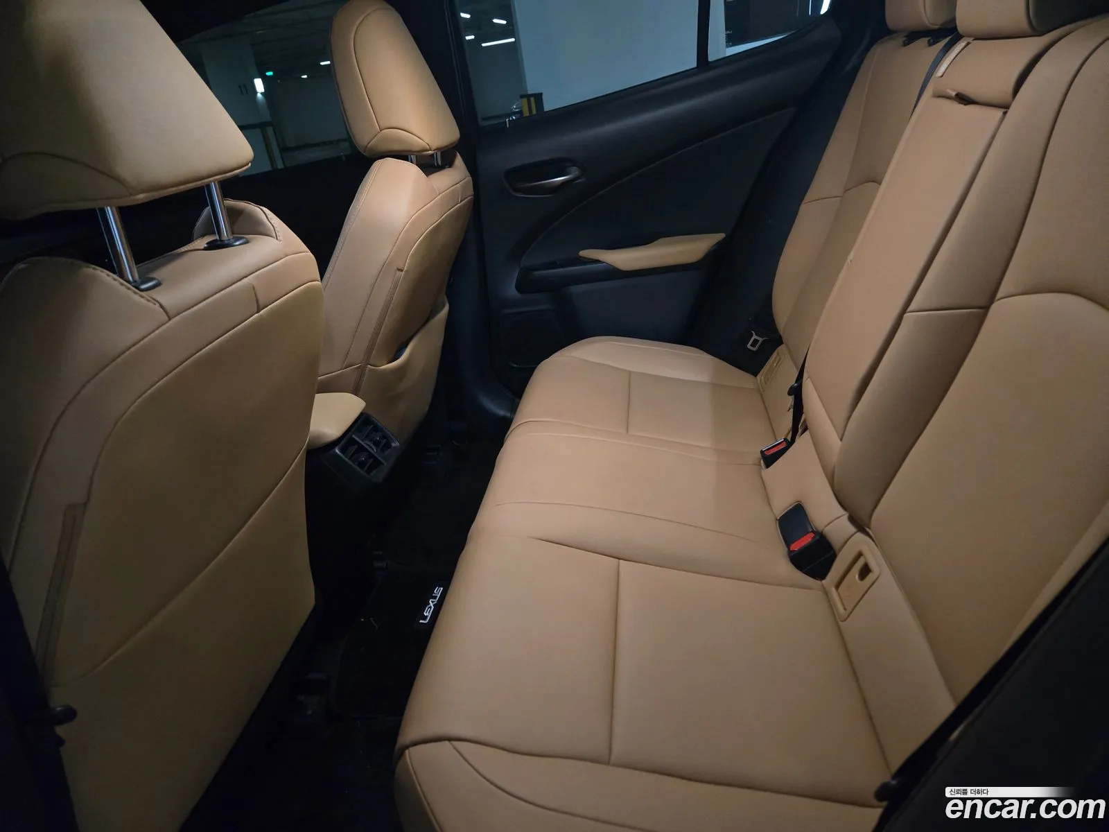 Lexus UX250h 2023 — 7