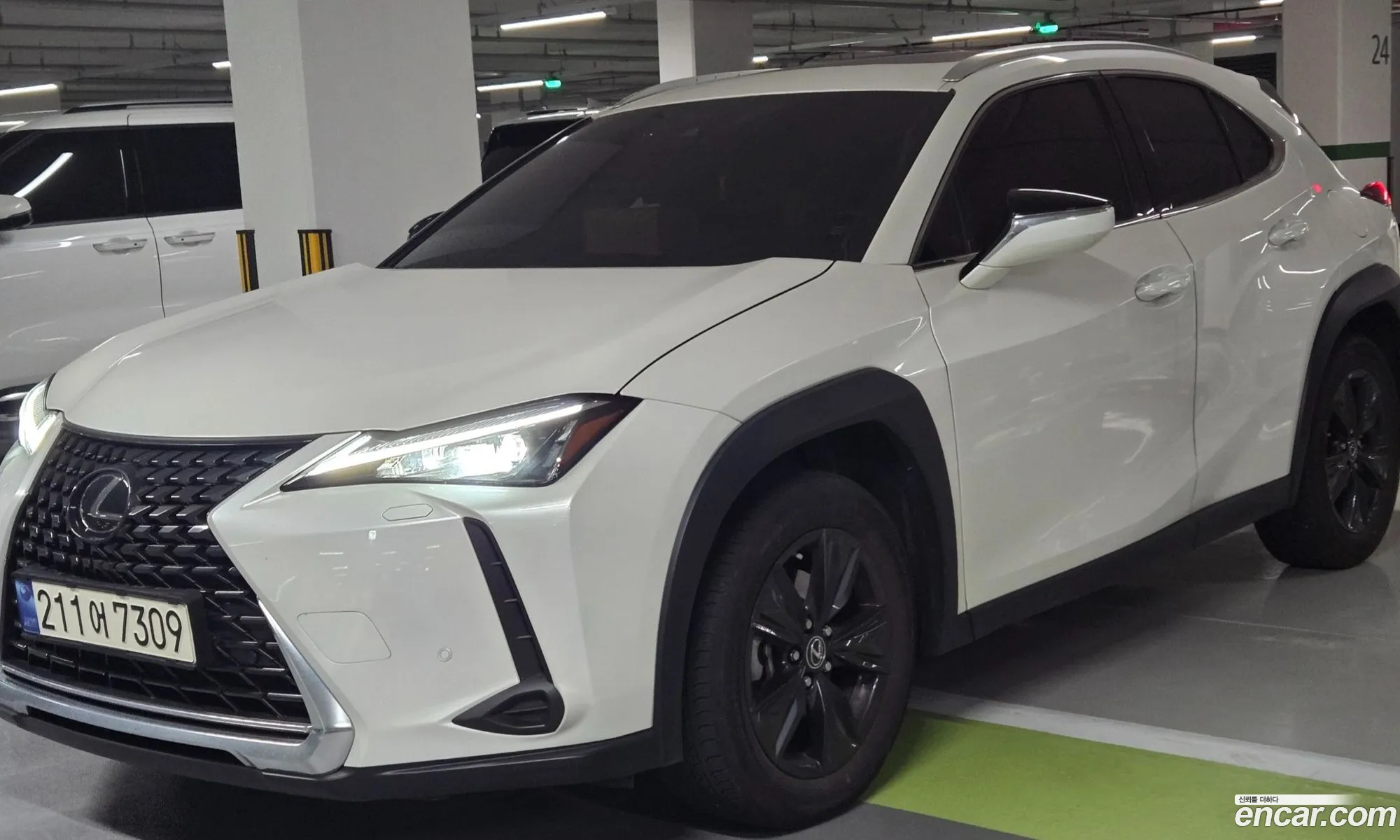 Lexus UX250h 2023 — 16