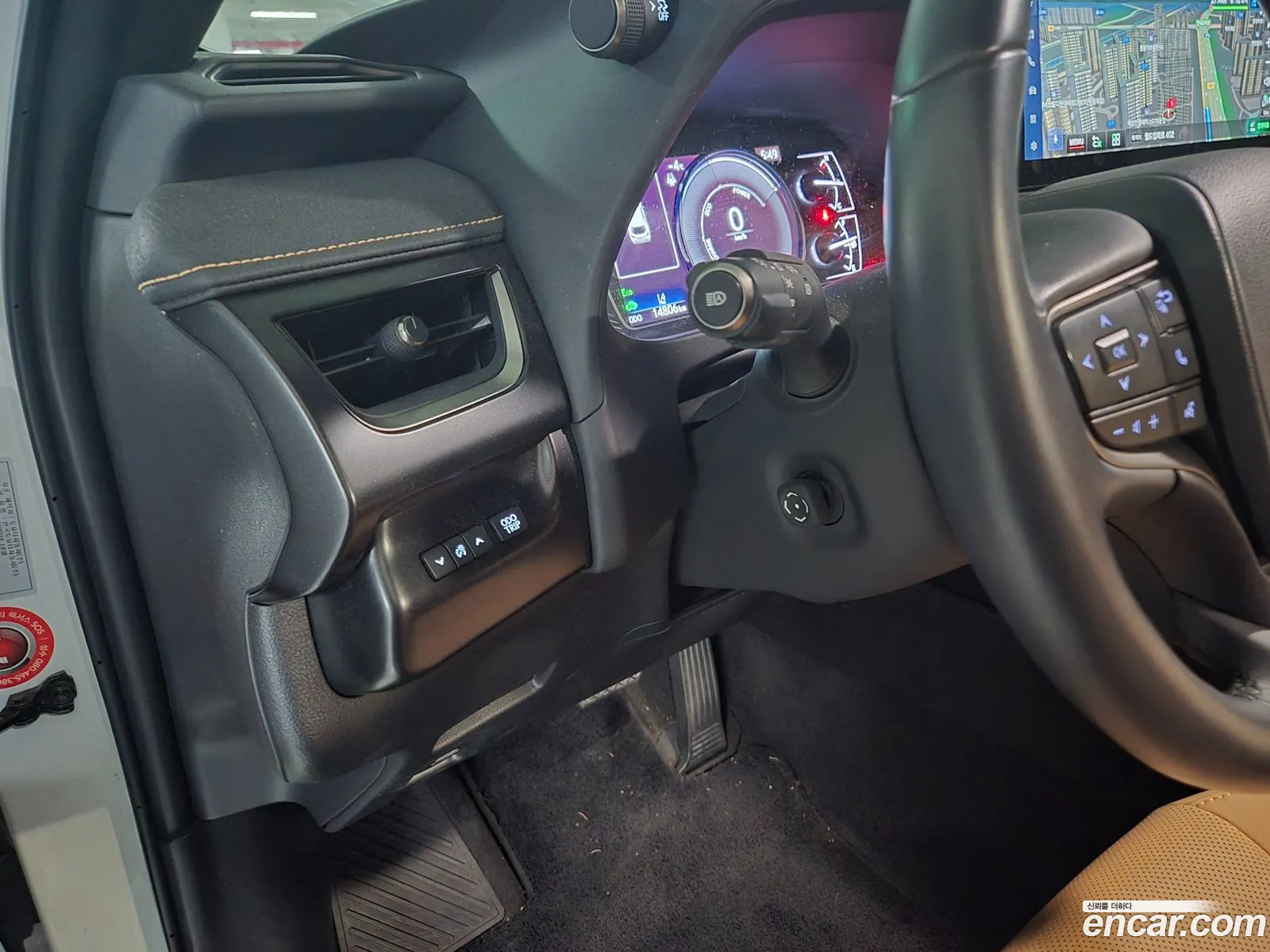 Lexus UX250h 2023 — 4