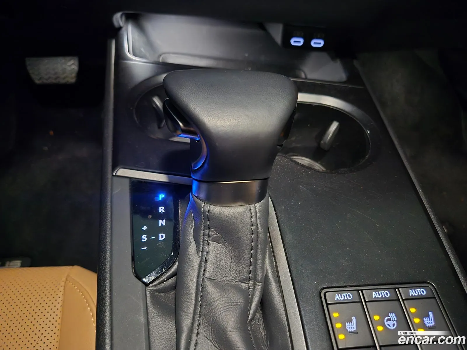 Lexus UX250h 2023 — 2