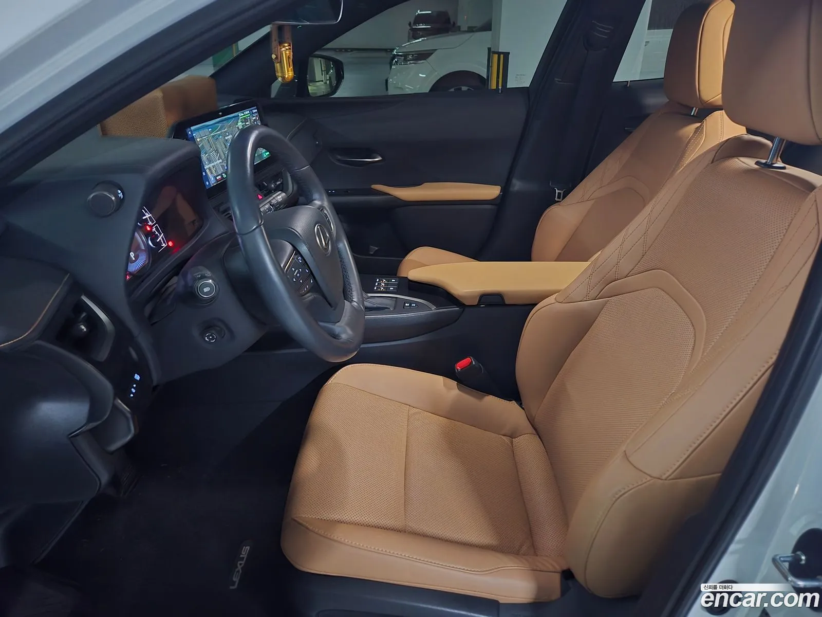 Lexus UX250h 2023 — 10