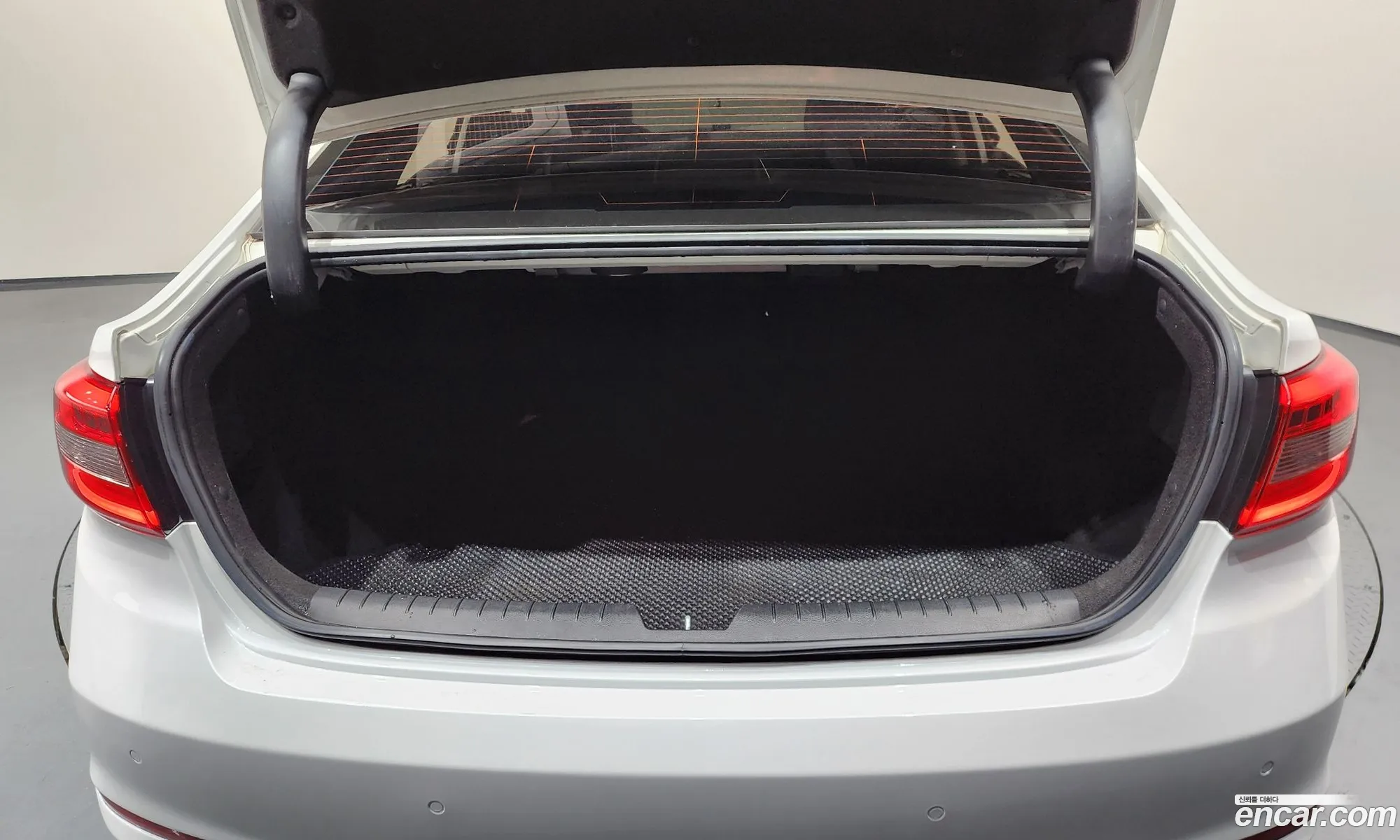 Hyundai LF Sonata 2016 — 12