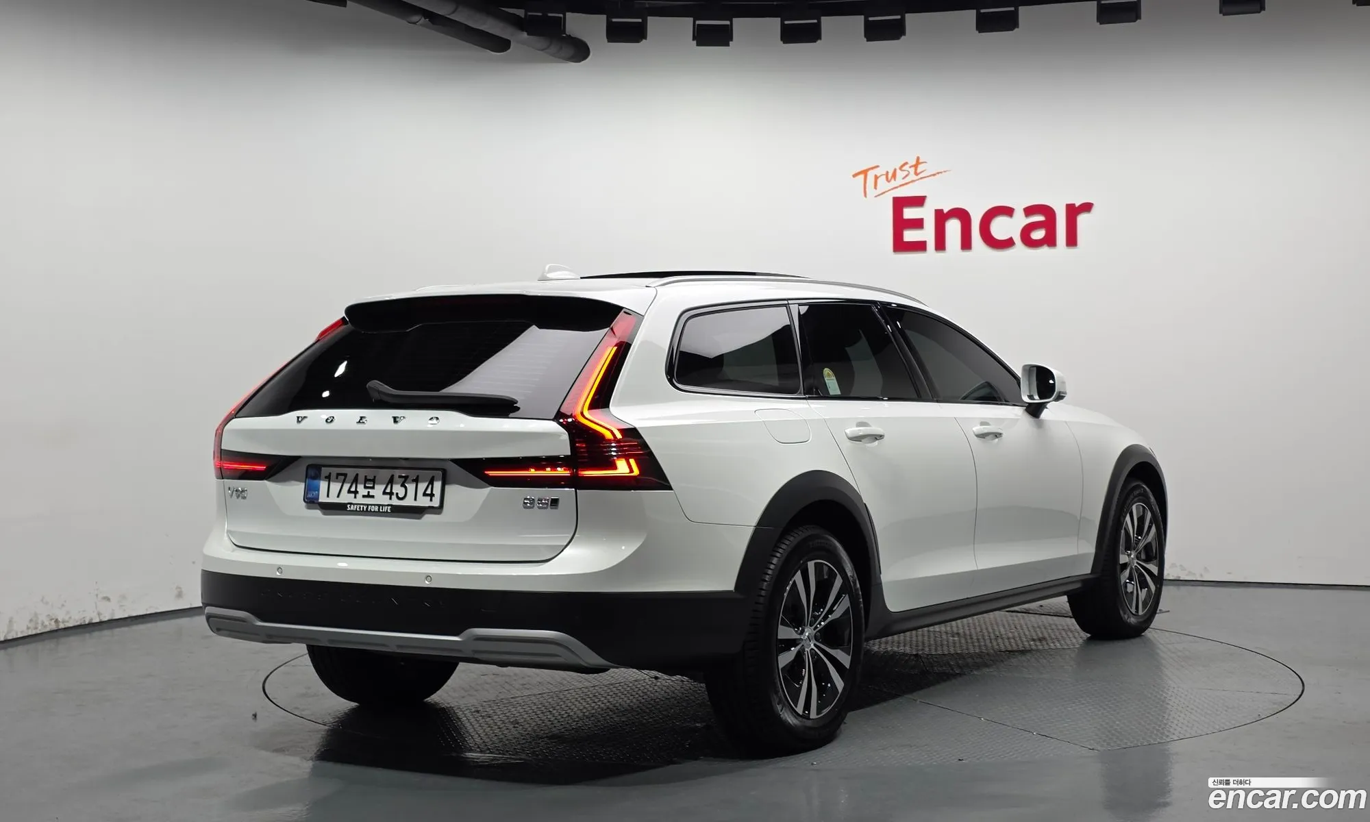 Volvo V90 Cross Country 2025 — 10