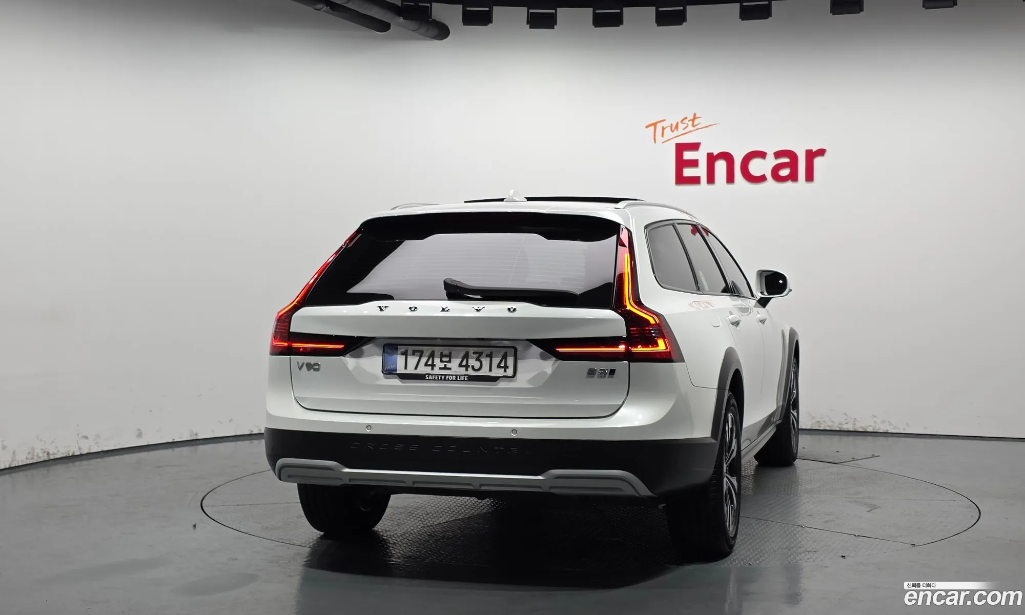 Volvo V90 Cross Country 2025 — 17