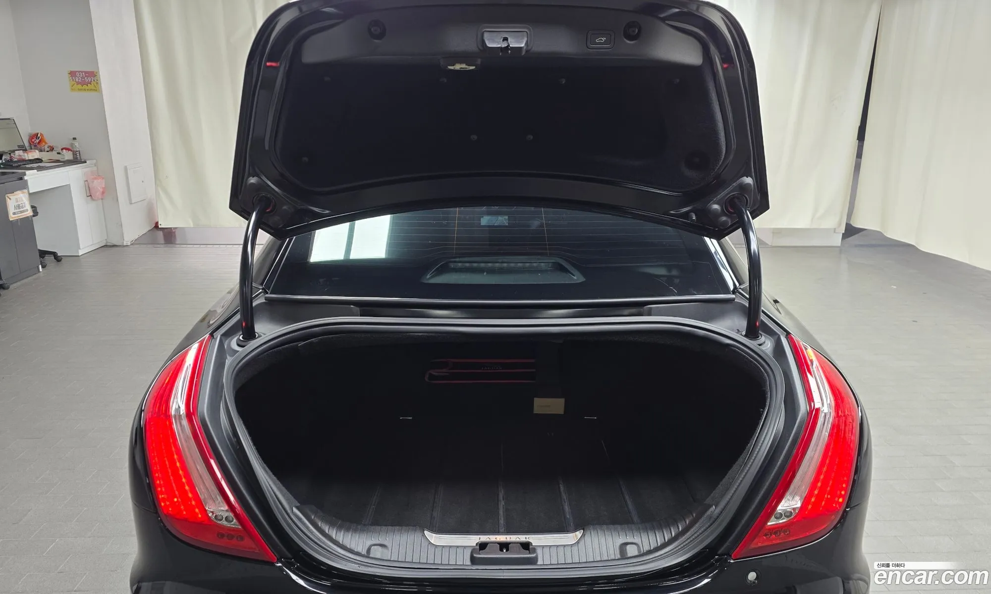 Jaguar XJ 2011 SAJAA26BXBLV14558 — 6