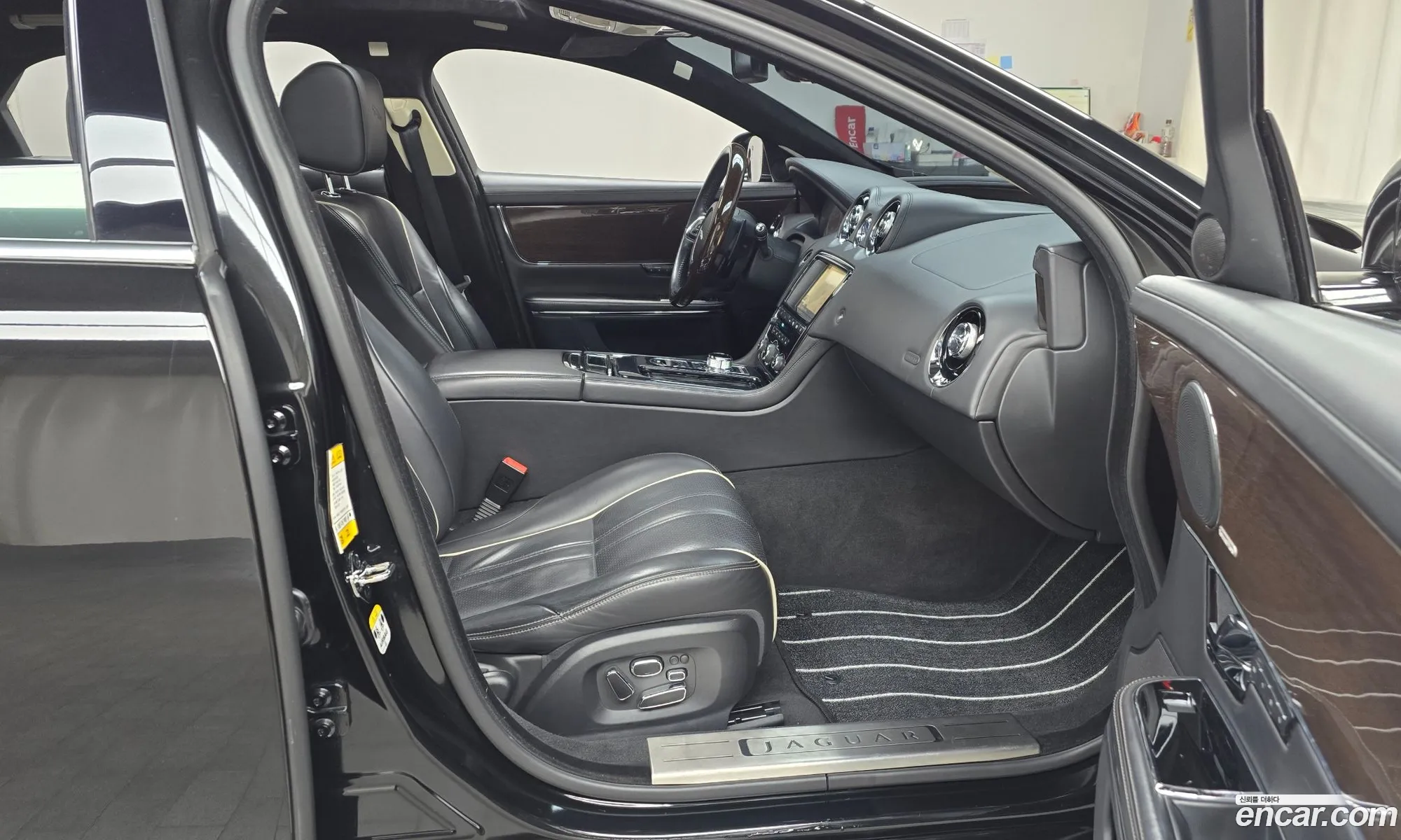 Jaguar XJ 2011 SAJAA26BXBLV14558 — 10