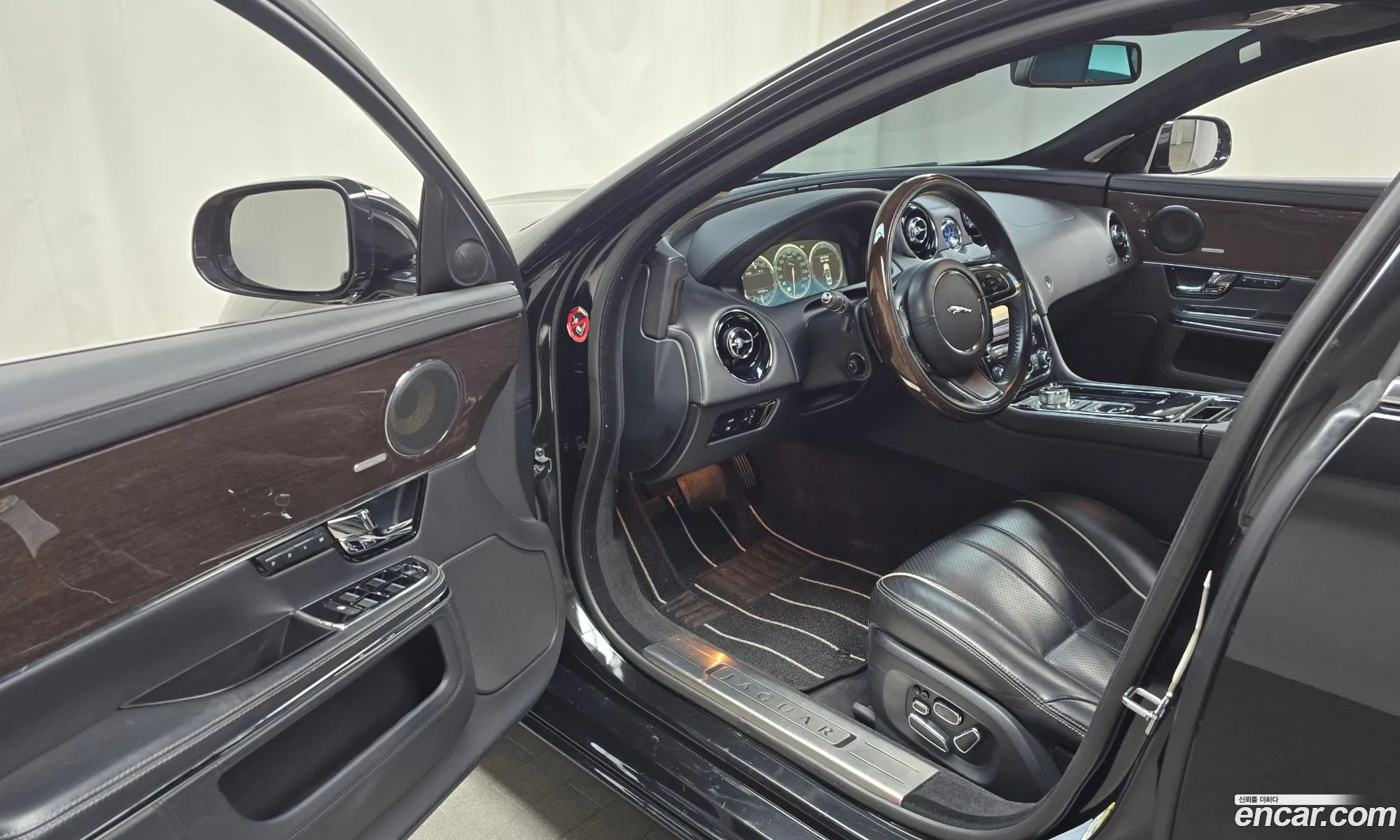 Jaguar XJ 2011 SAJAA26BXBLV14558 — 16