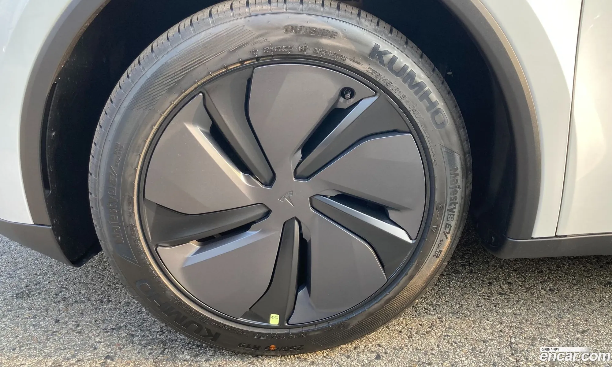 Tesla Model Y 2025 — 19