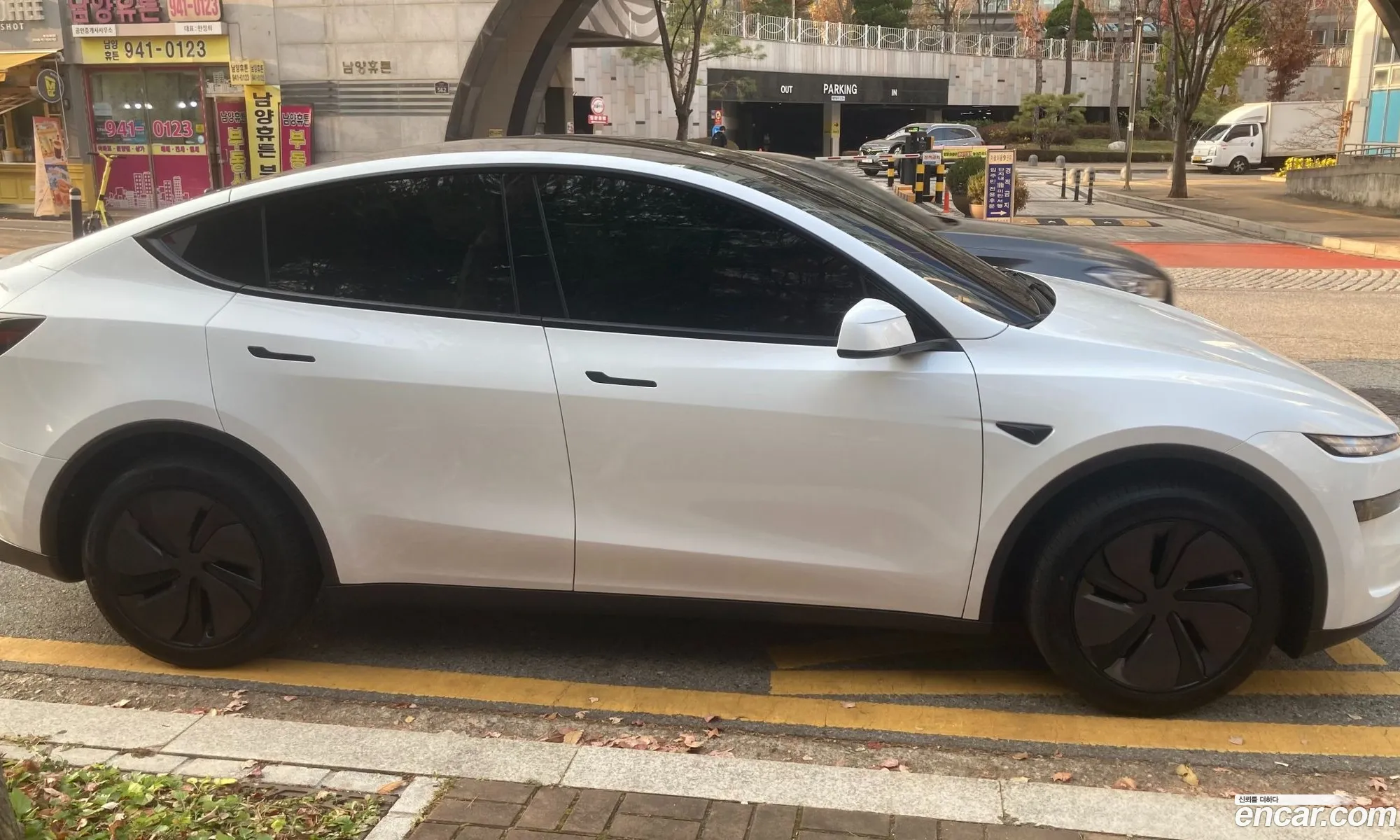 Tesla Model Y 2025 — 4