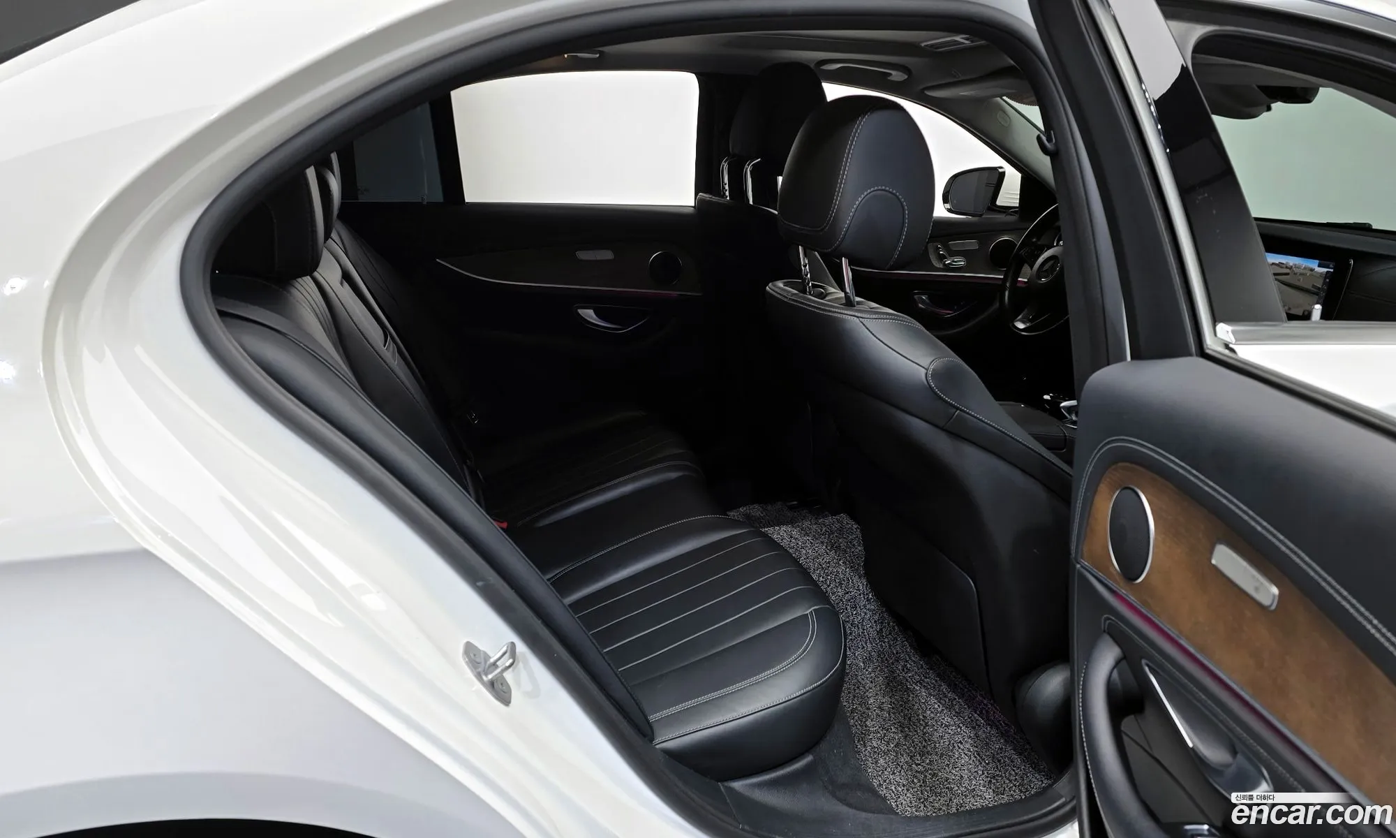 Mercedes-Benz E-Class W213 2018 WDDZF0EB0JA422447 — 2