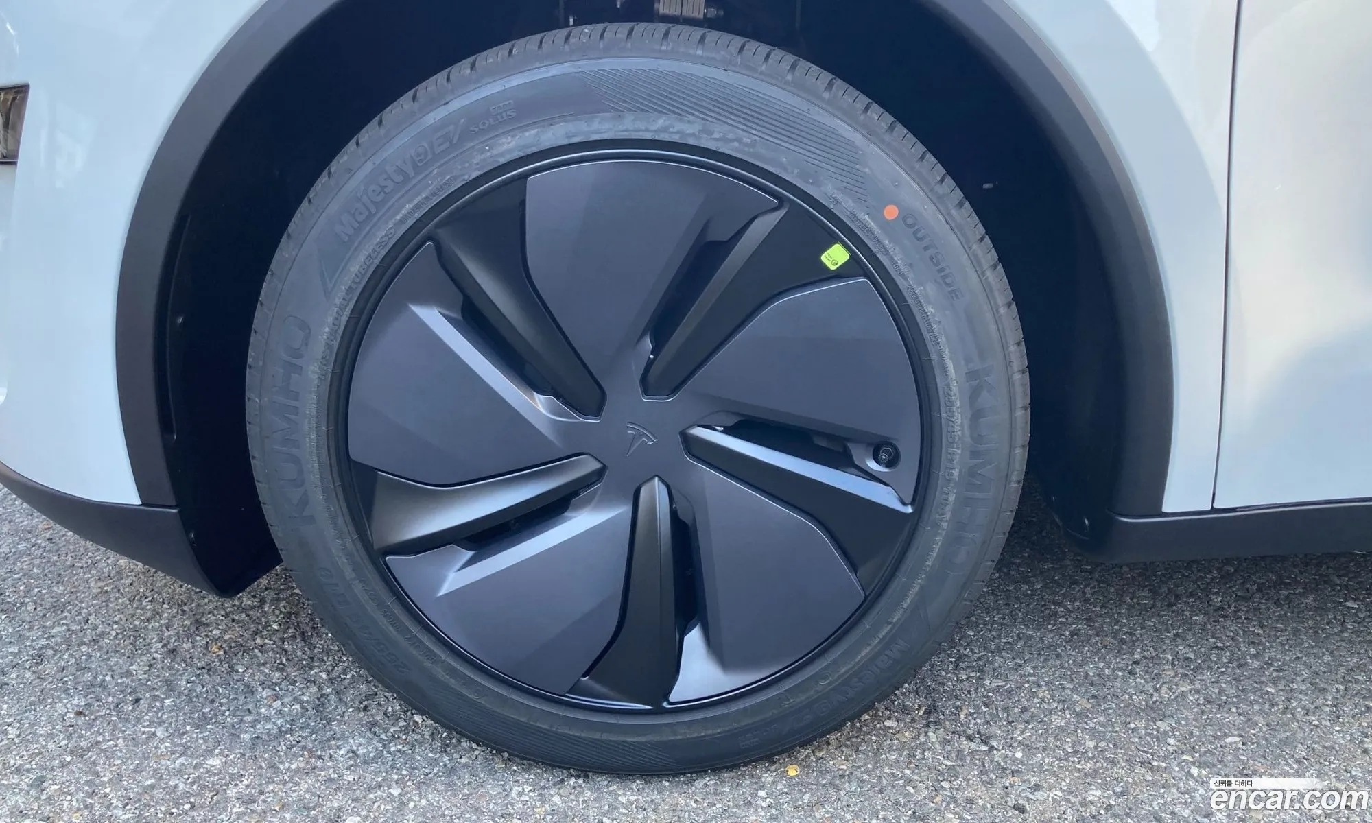 Tesla Model Y 2025 — 3
