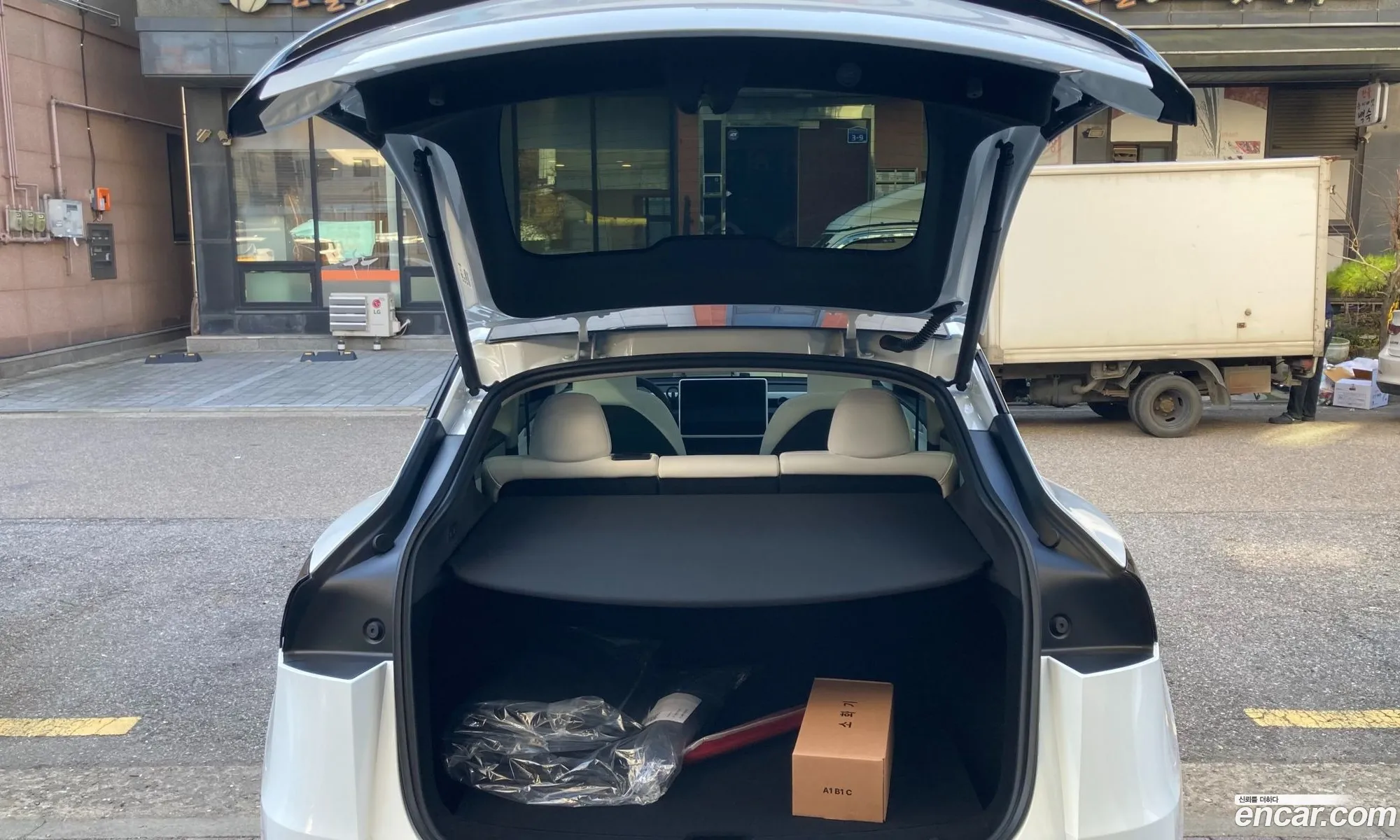 Tesla Model Y 2025 — 16