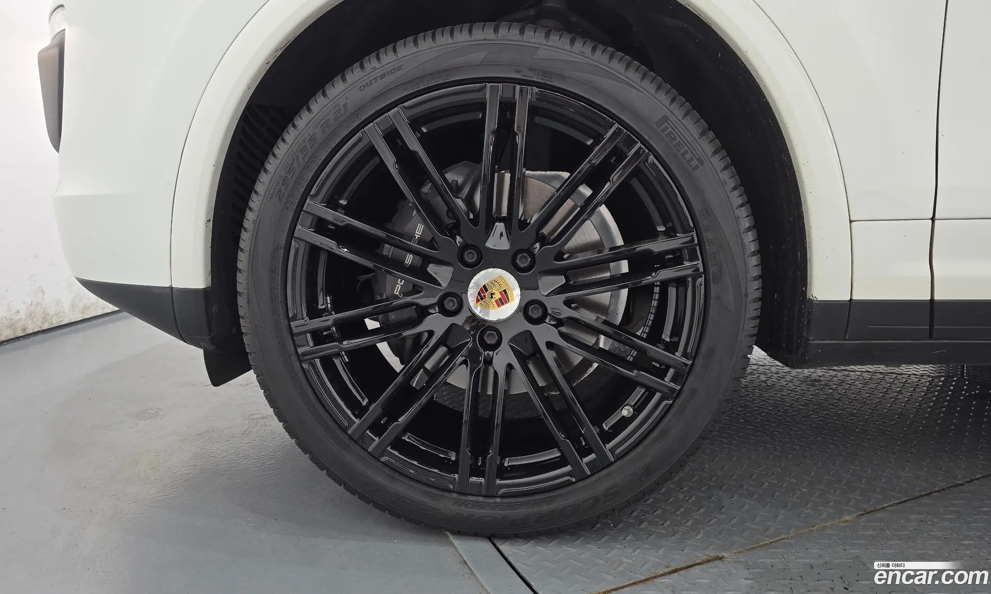 Porsche Cayenne 2017 WP1AF2928HLA29967 — 2