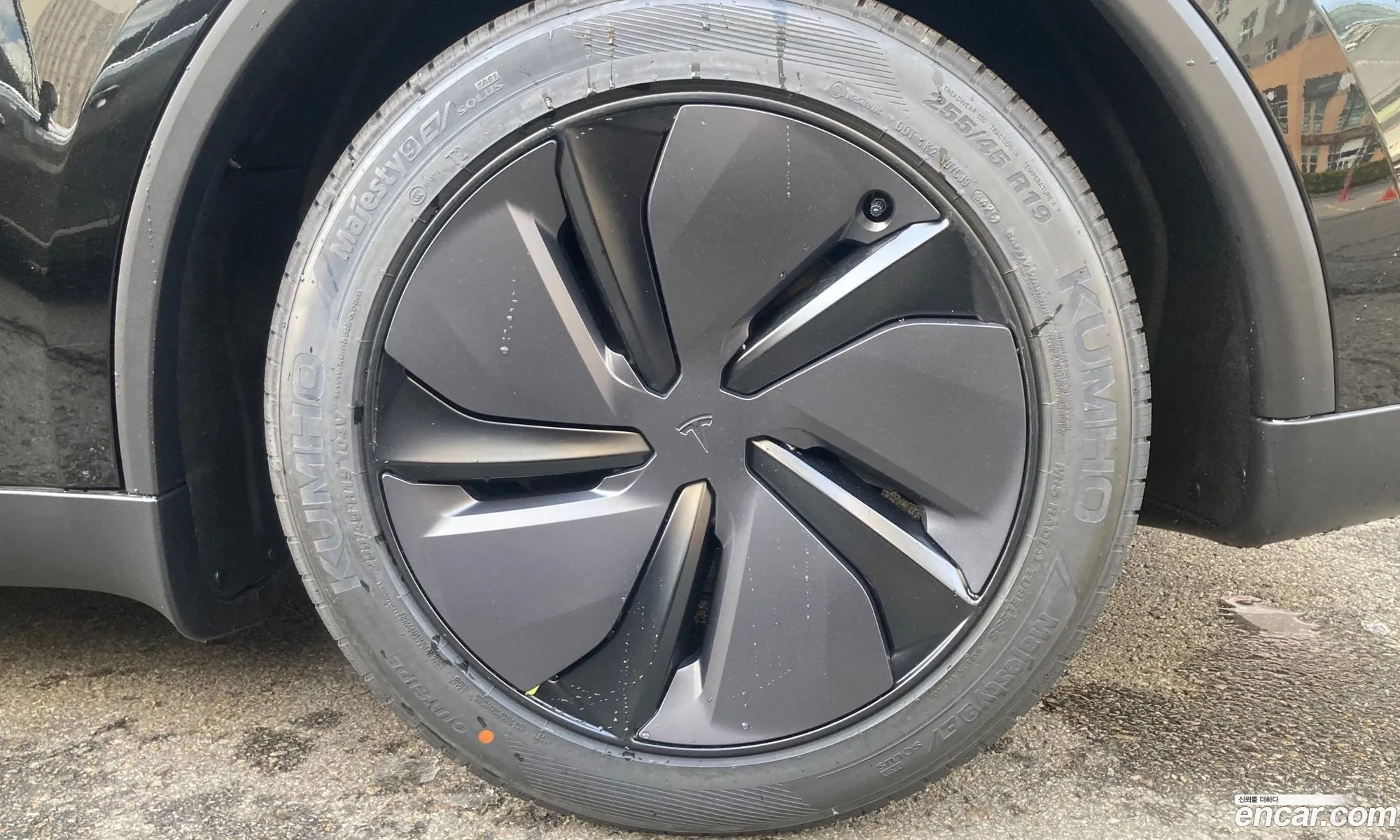 Tesla Model Y 2025 — 14