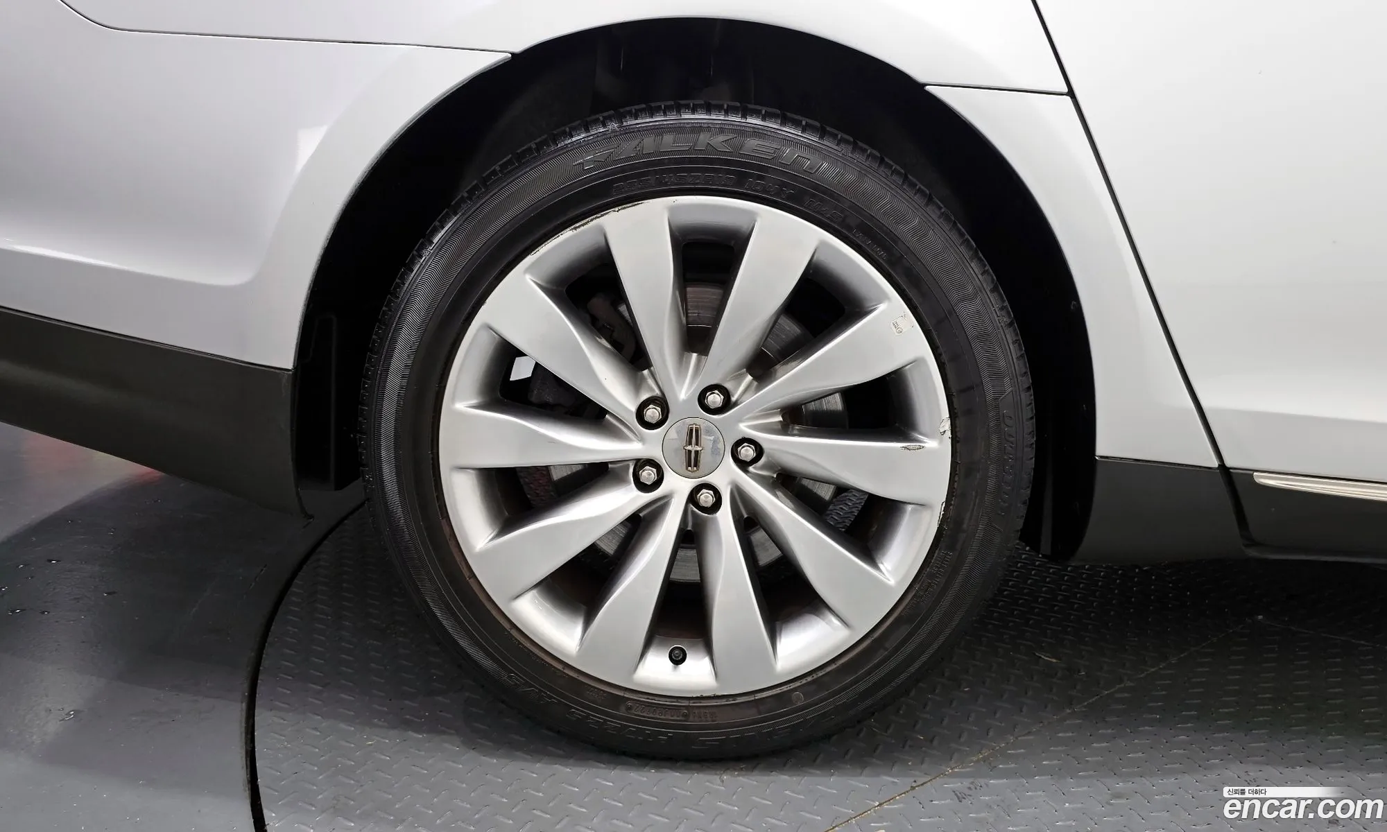 Lincoln MKS 2014 1LNHL9DK5EG604745 — 19