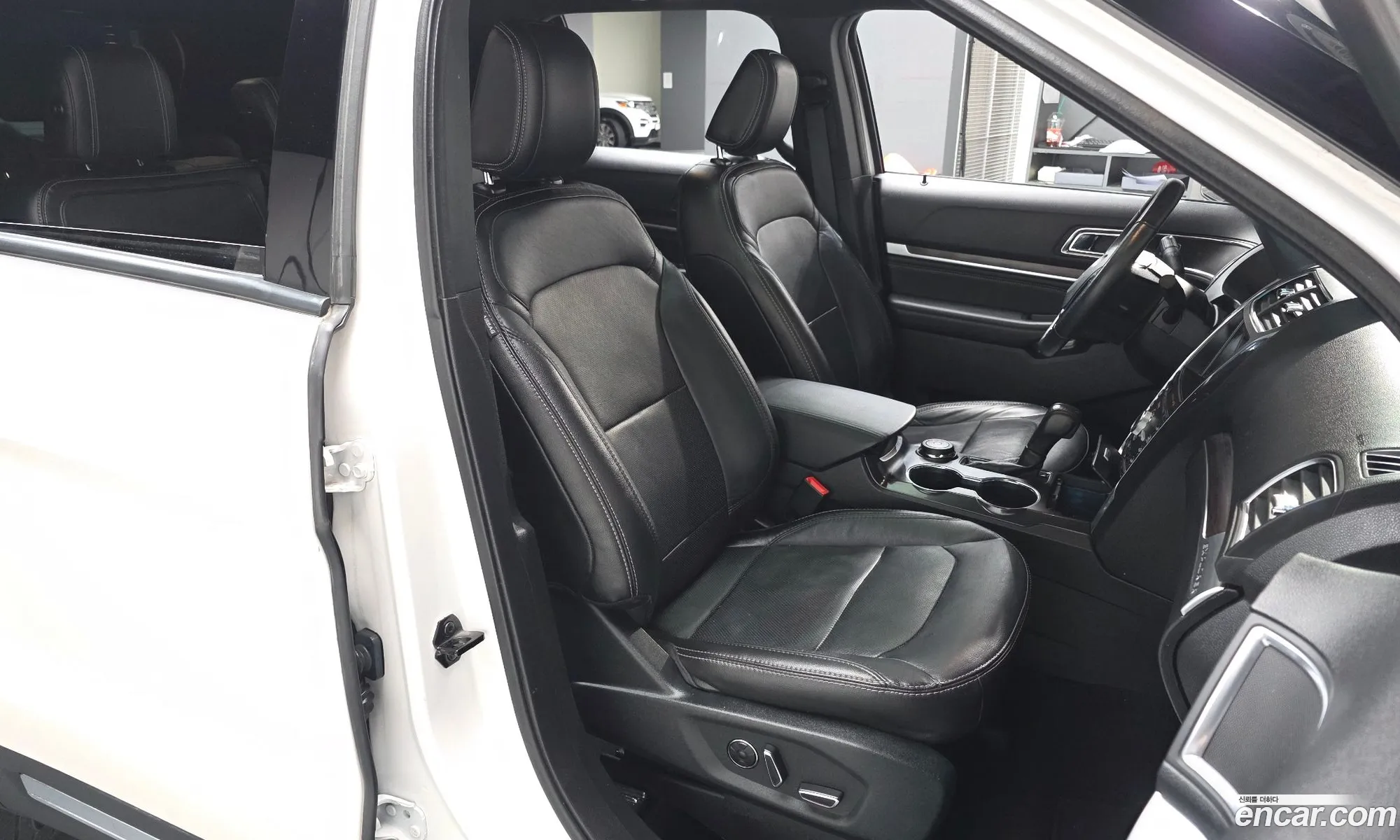 Ford Explorer 2018 1FM5K8FH8JGA94077 — 18