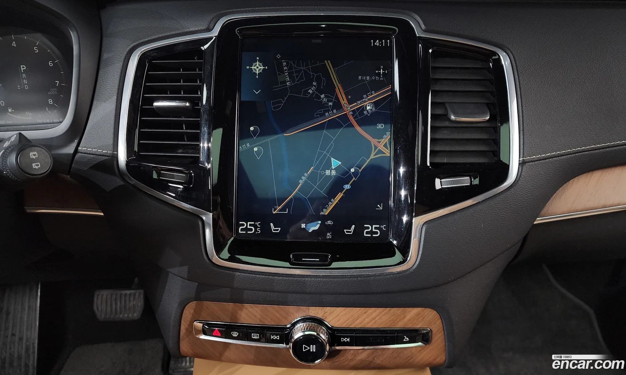 Volvo XC90 2018 YV1LFA22CK1451026 — 16