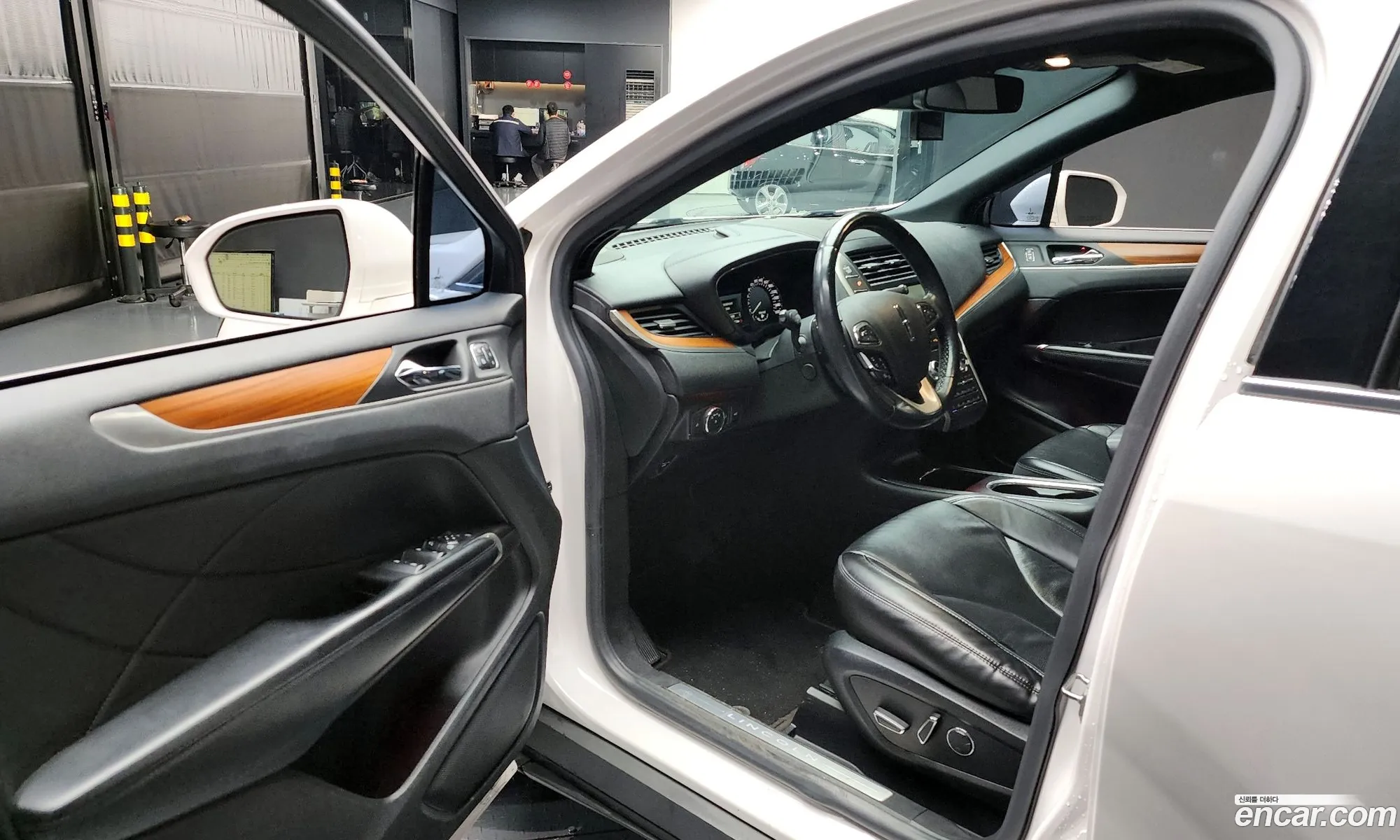 Lincoln MKC 2019 5LMCJ3D90KUL27491 — 5