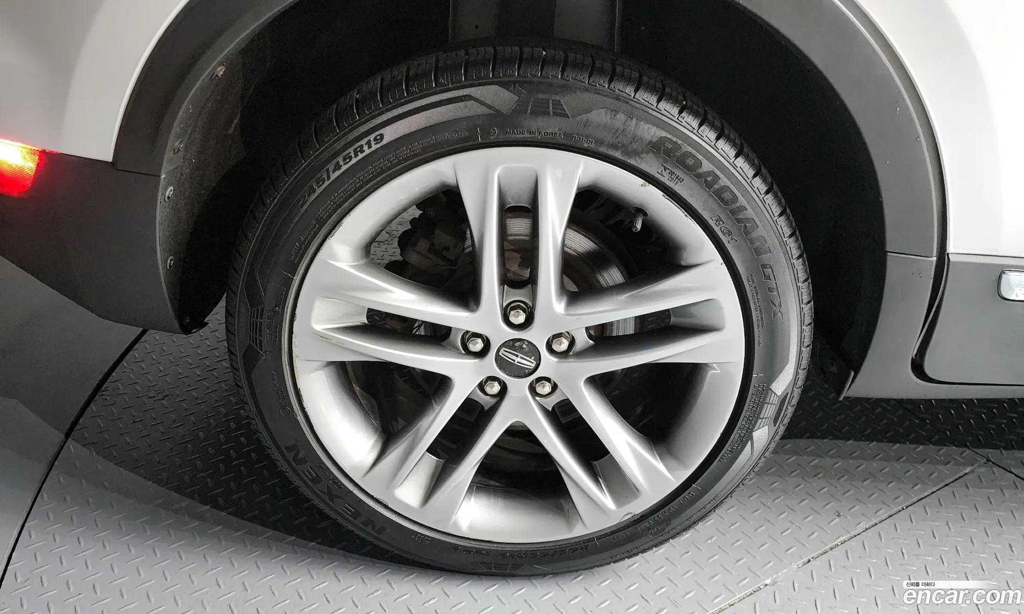 Lincoln MKC 2019 5LMCJ3D90KUL27491 — 10