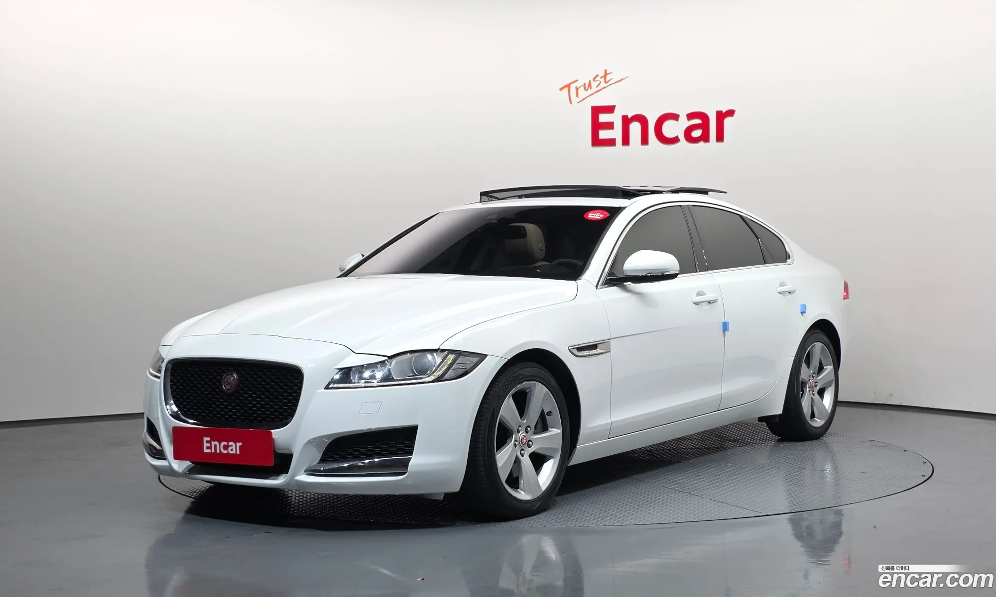 Jaguar XF 2018 — 14