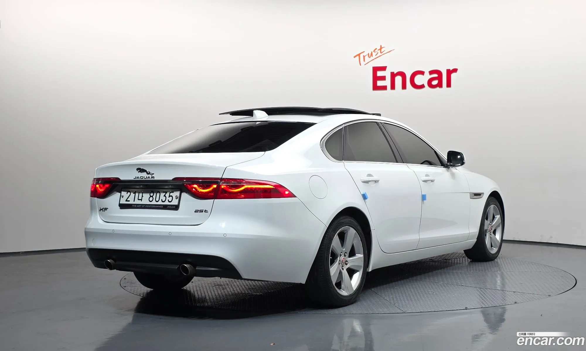 Jaguar XF 2018 — 12