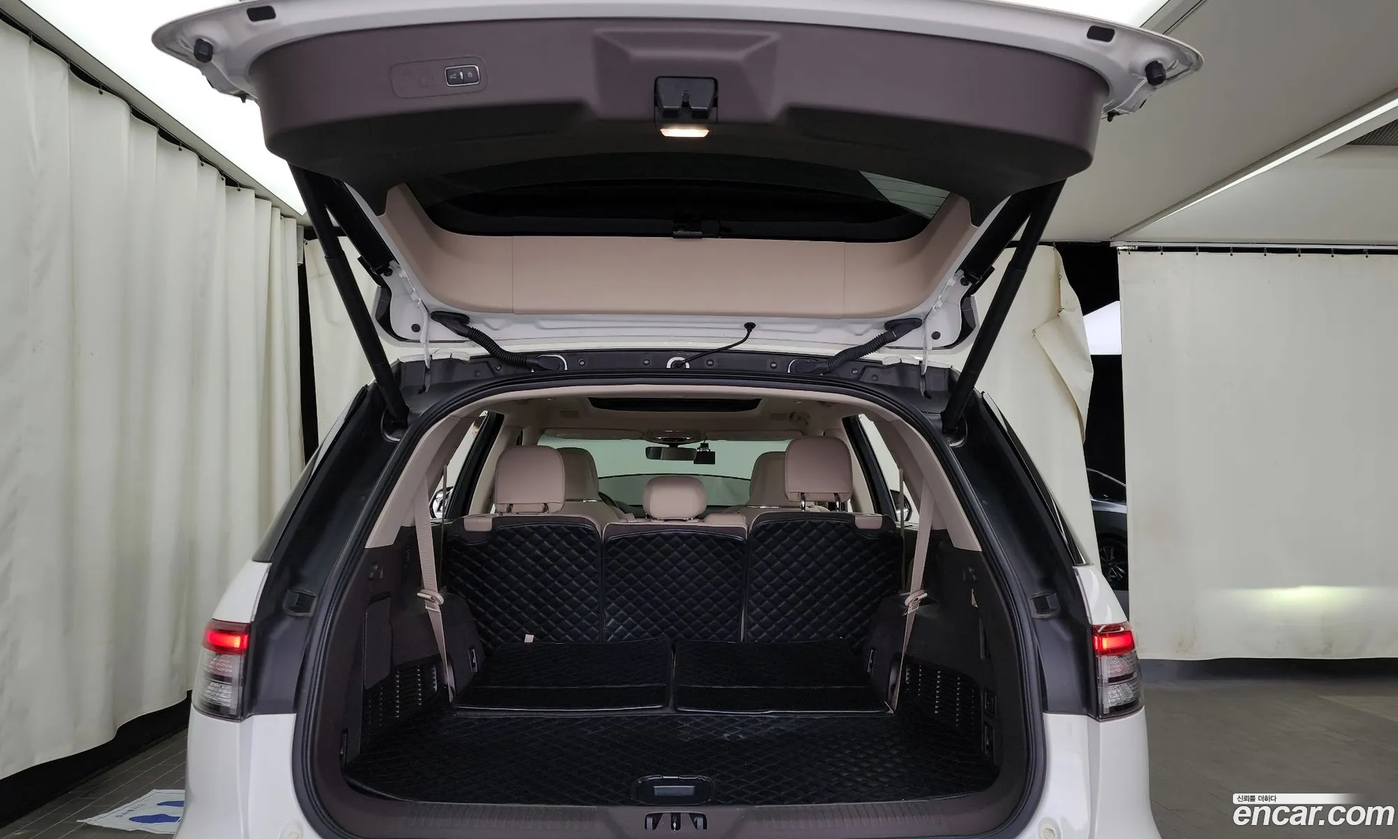 Lincoln Aviator 2023 5LM5J7XC7PGL16257 — 17