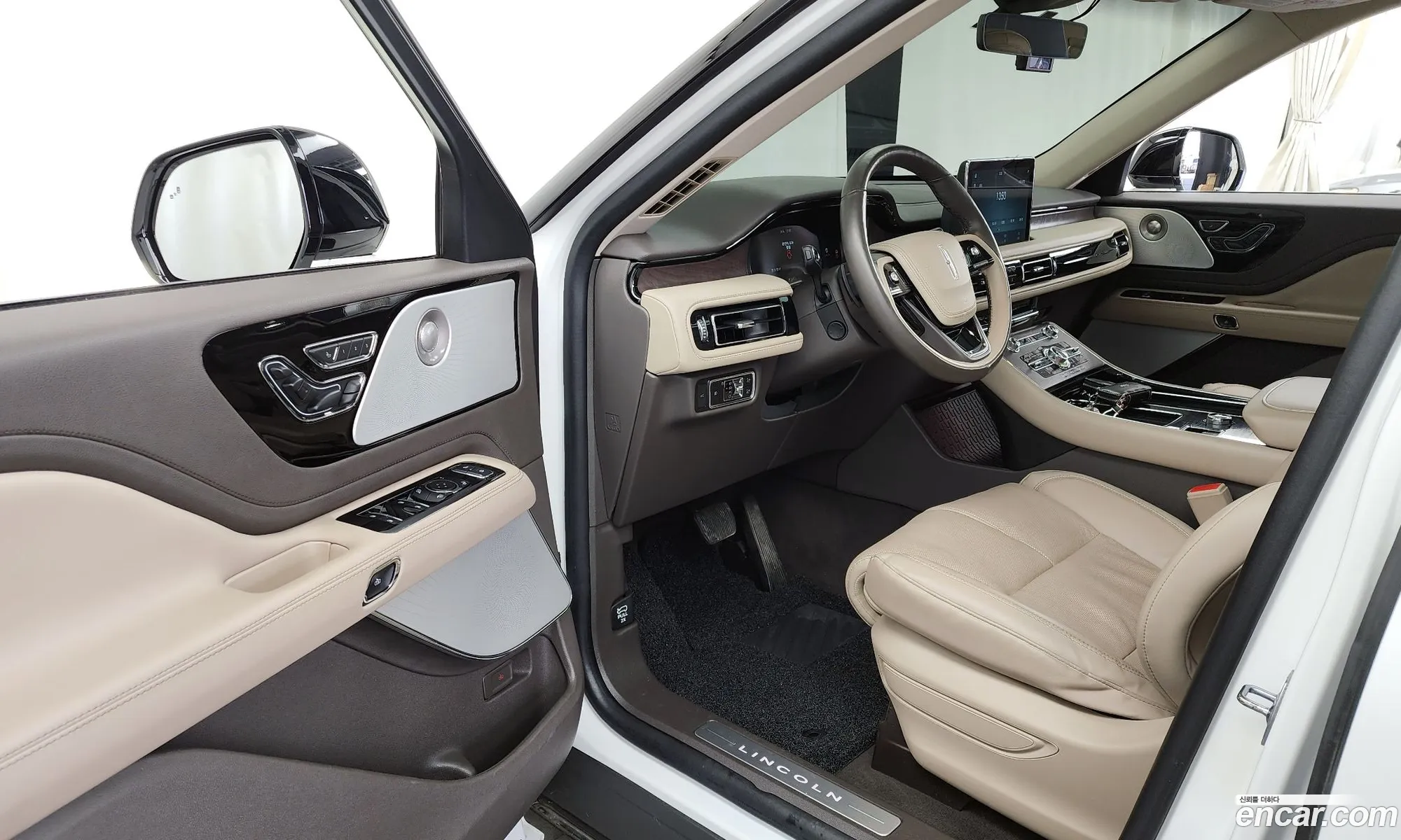 Lincoln Aviator 2023 5LM5J7XC7PGL16257 — 18