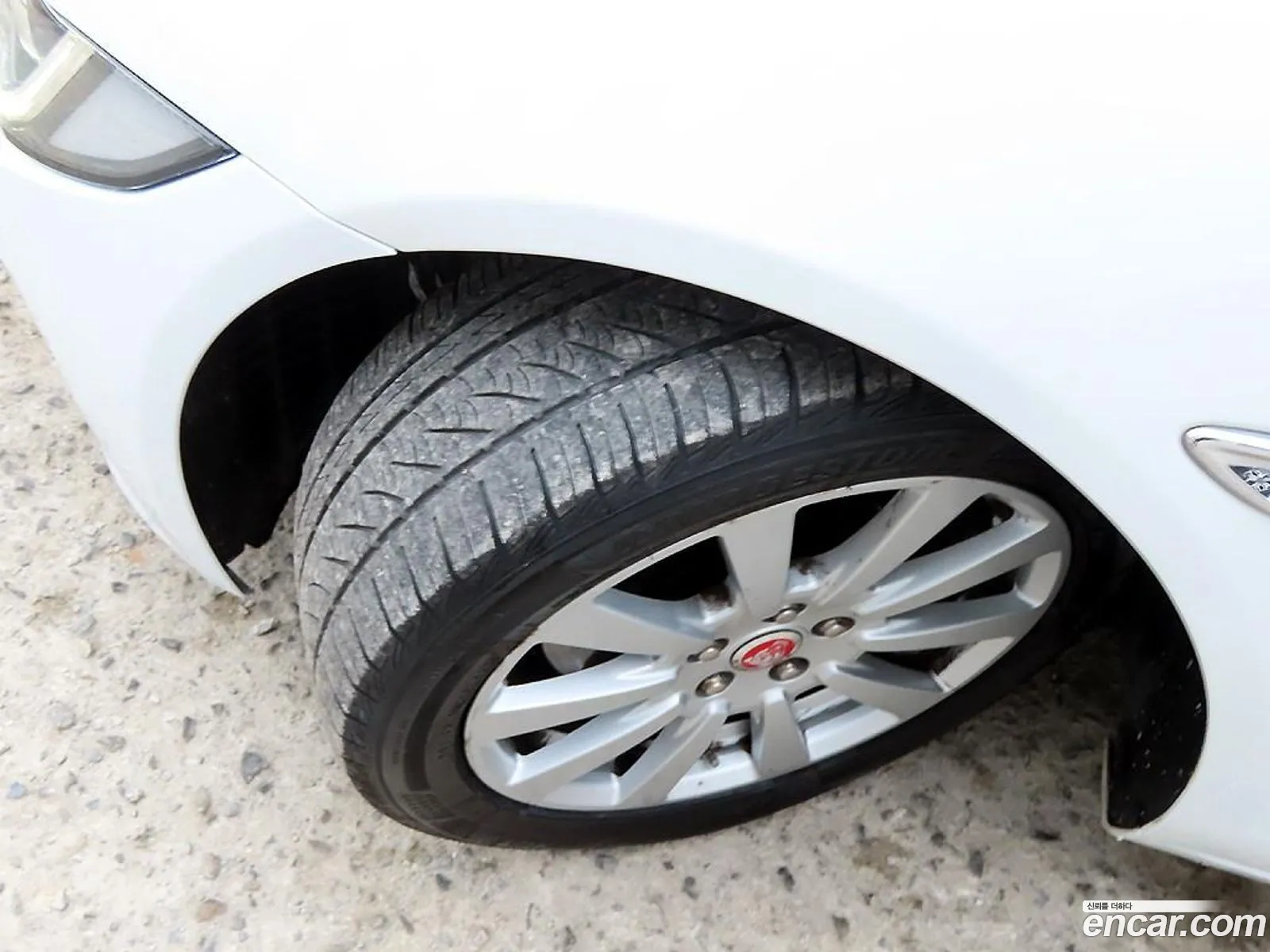 Jaguar XE 2016 — 10