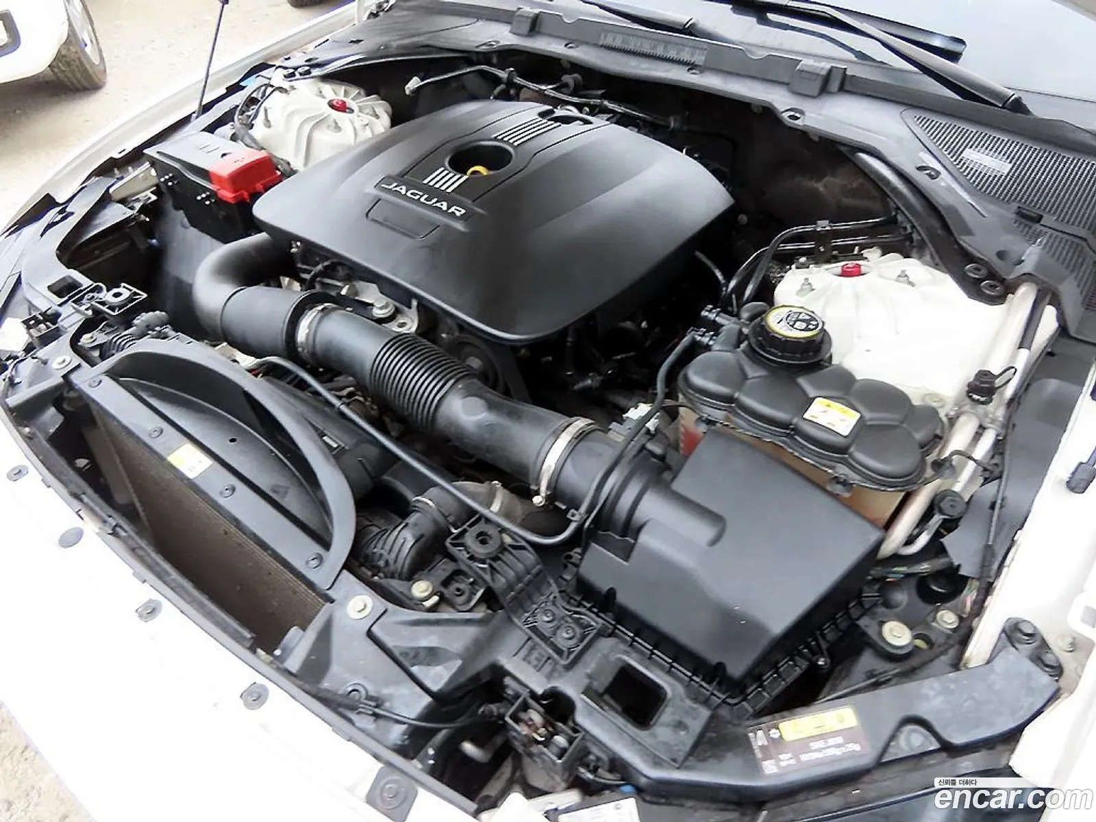 Jaguar XE 2016 — 11