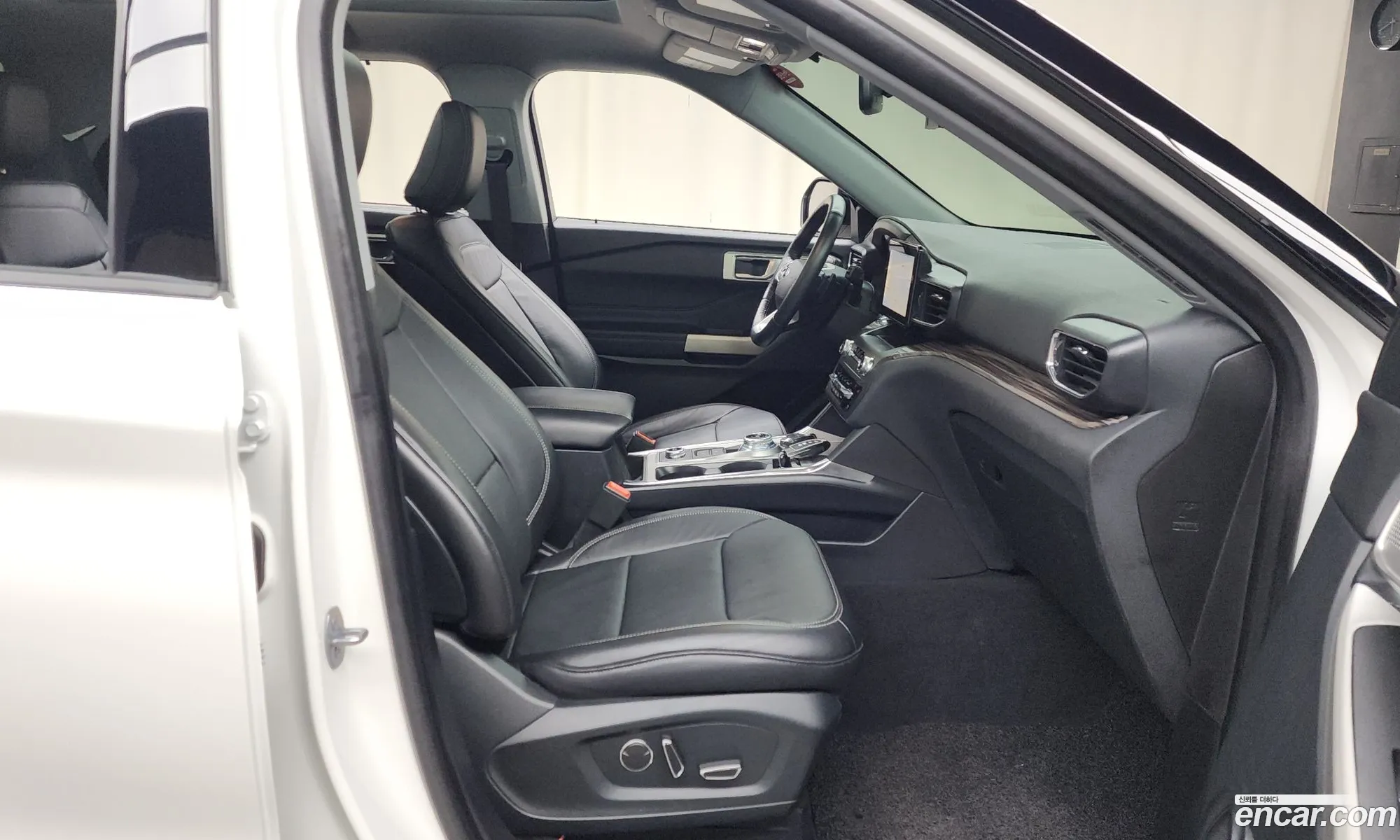 Ford Explorer 6th Gen 2020 1FMSK8FH3LGC38589 — 4
