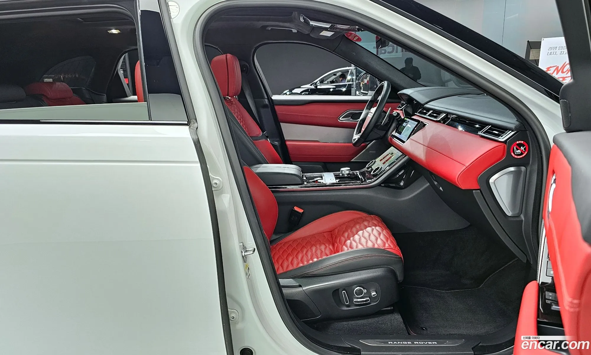Land Rover Range Rover Velar 2019 SALYA2BEXKA237010 — 17