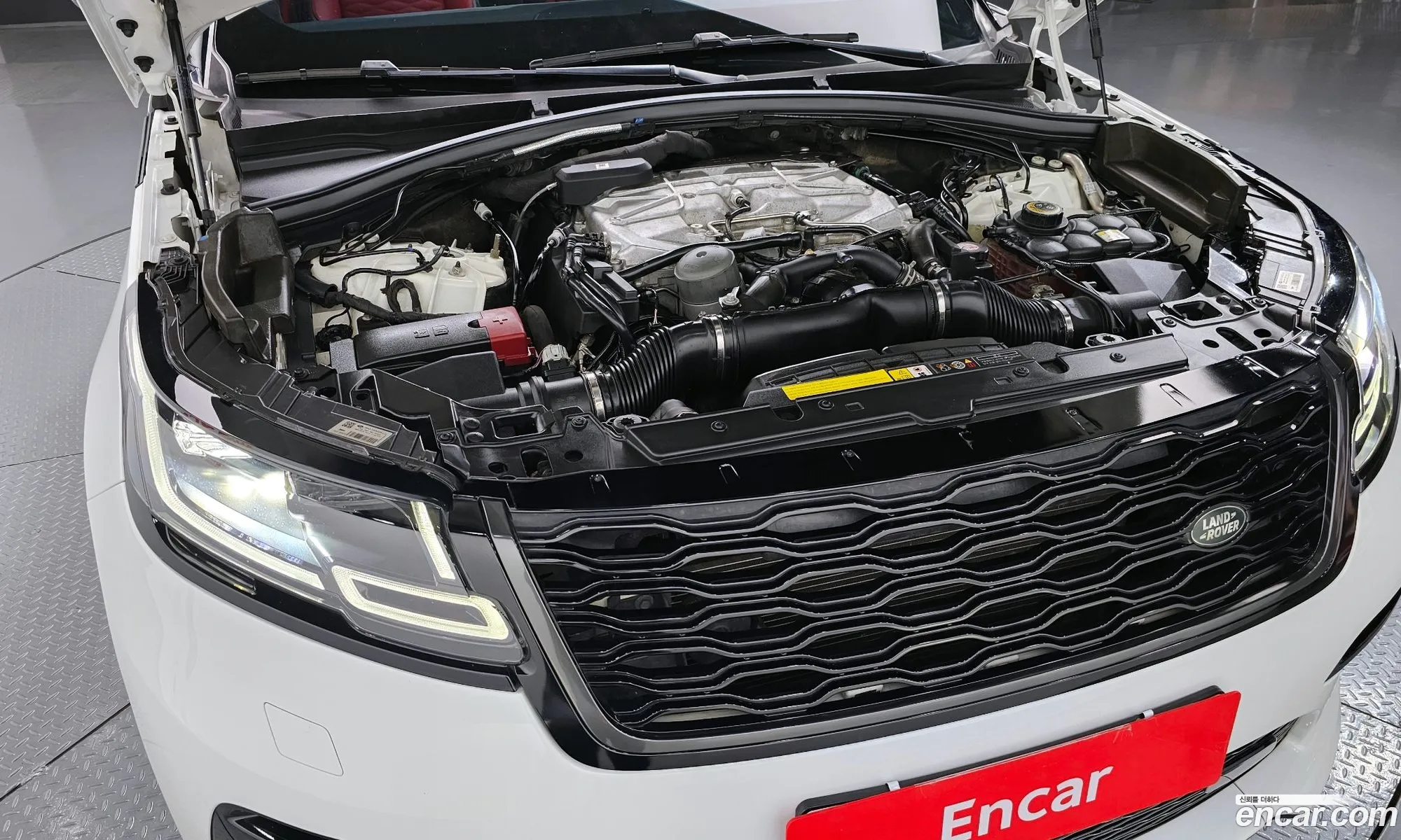Land Rover Range Rover Velar 2019 SALYA2BEXKA237010 — 16