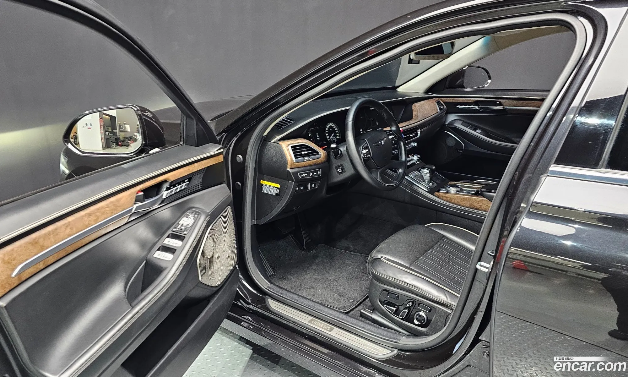 Genesis G90 2019 KMHG541HDKU064756 — 9
