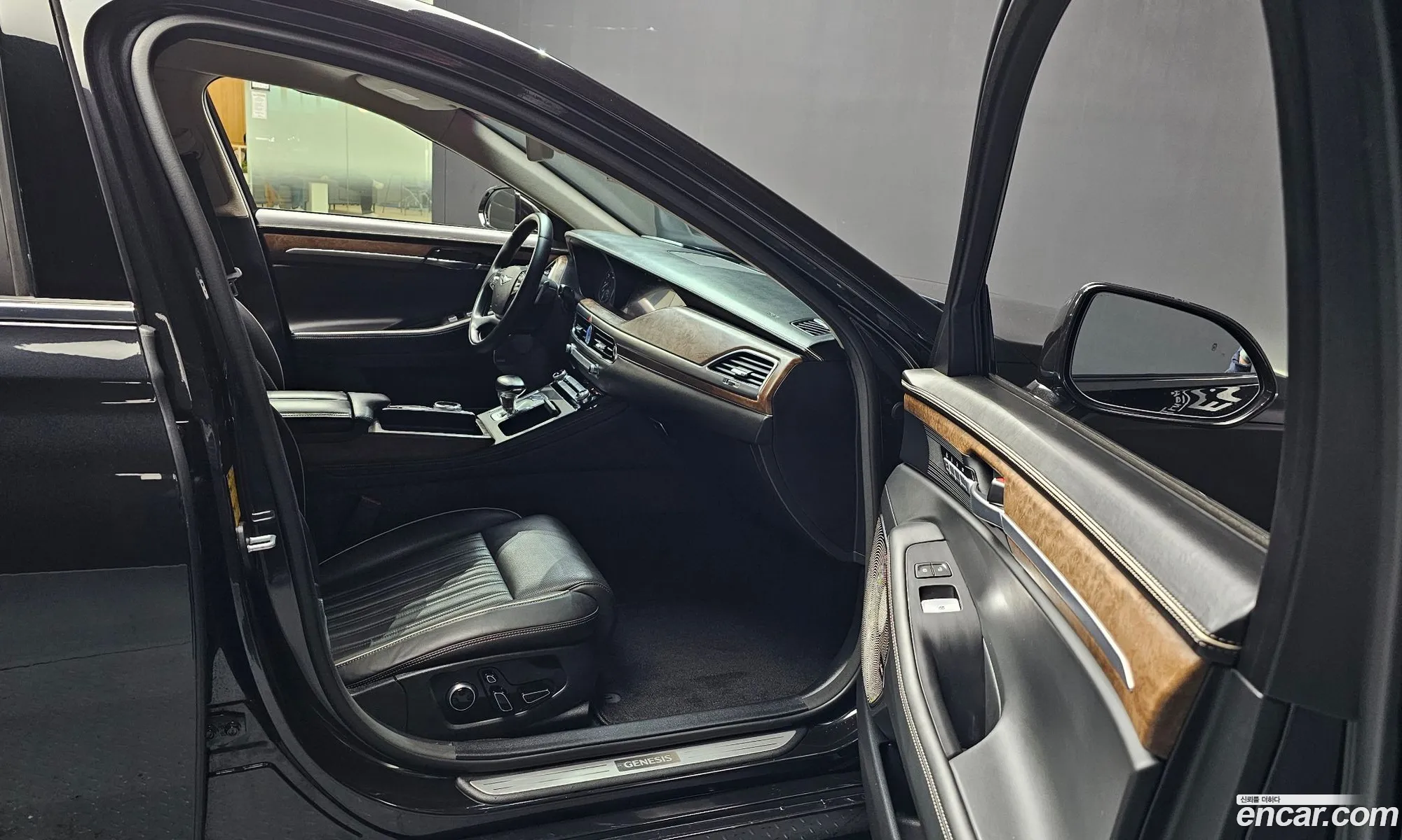 Genesis G90 2019 KMHG541HDKU064756 — 6