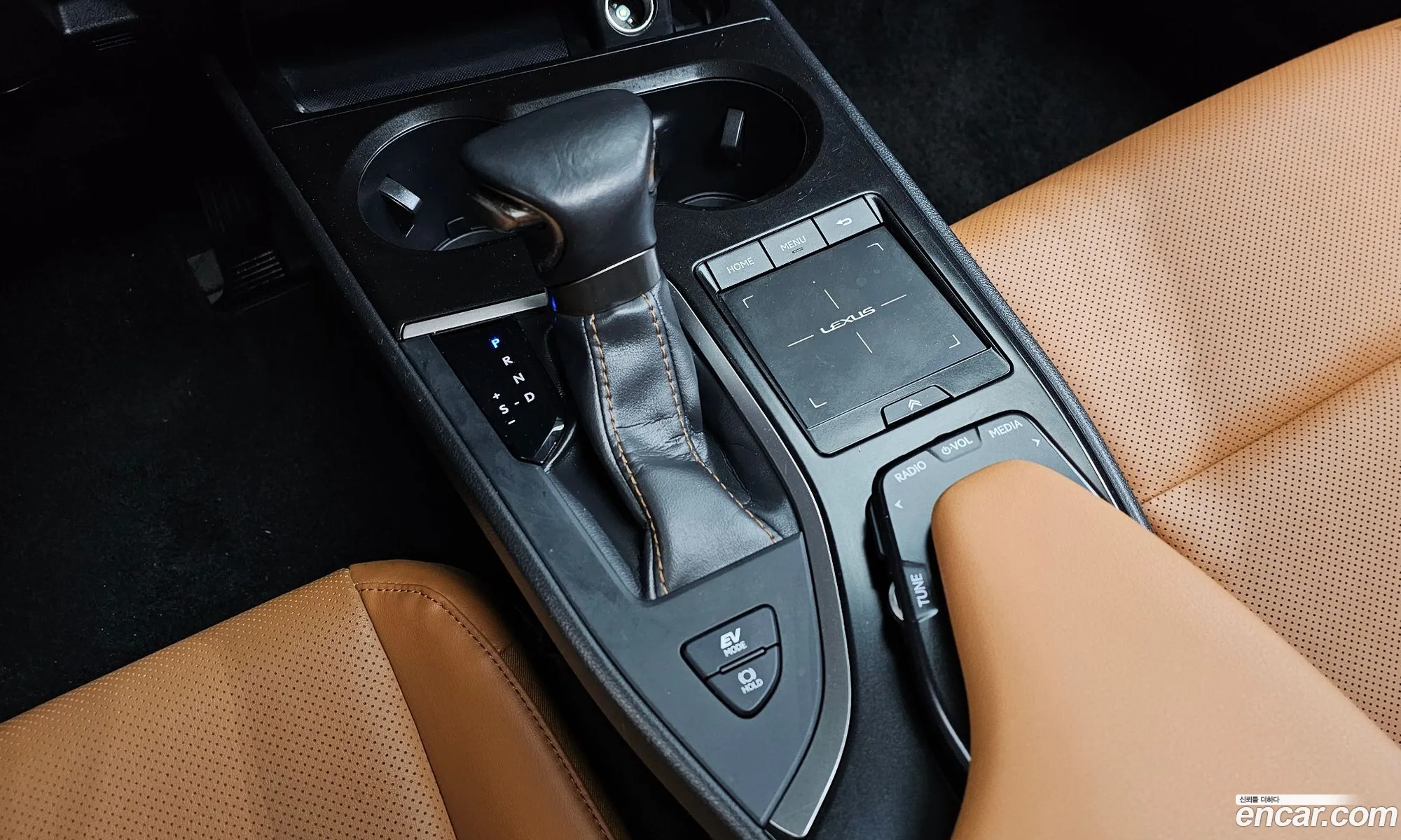 Lexus UX250h 2019 — 17