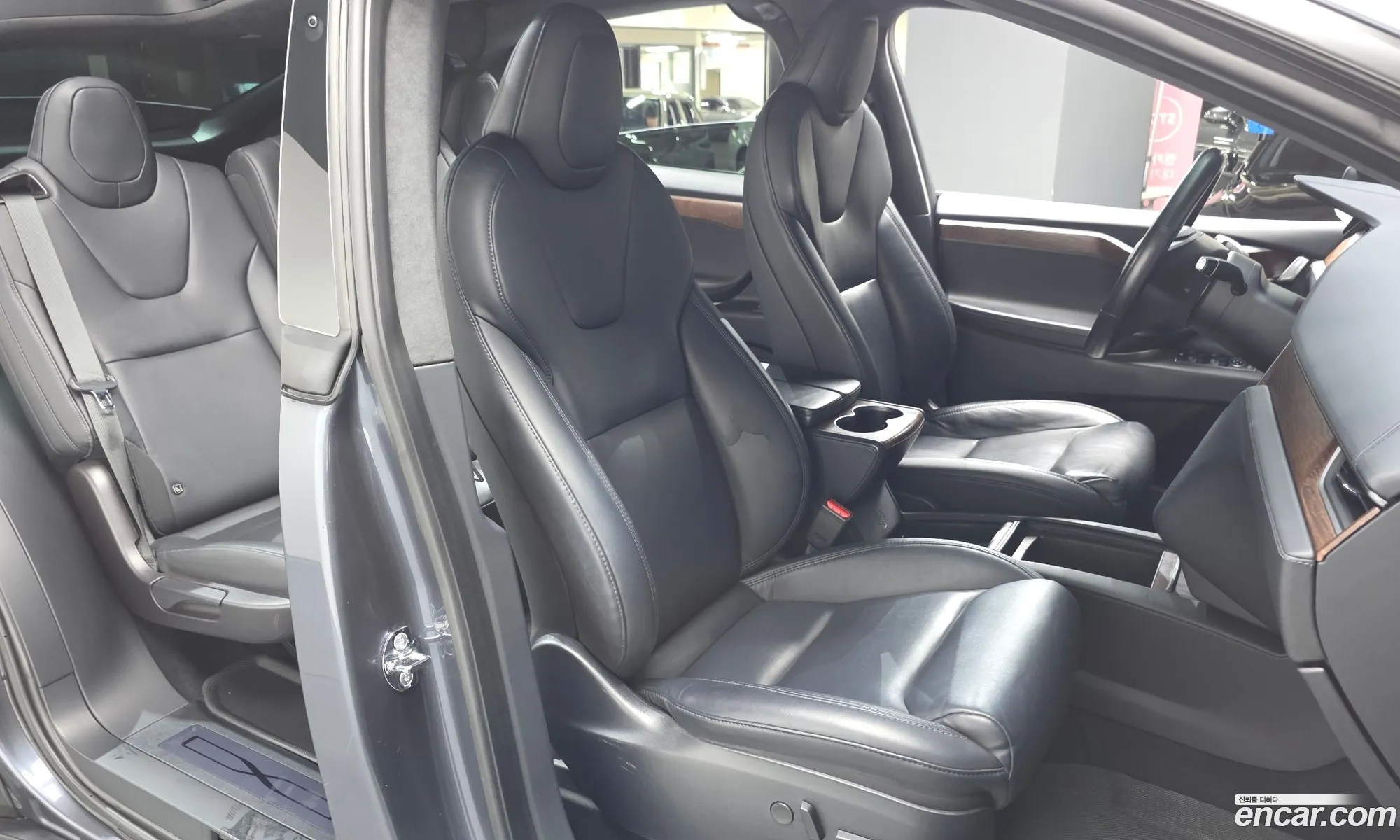 Tesla Model X 2020 — 16