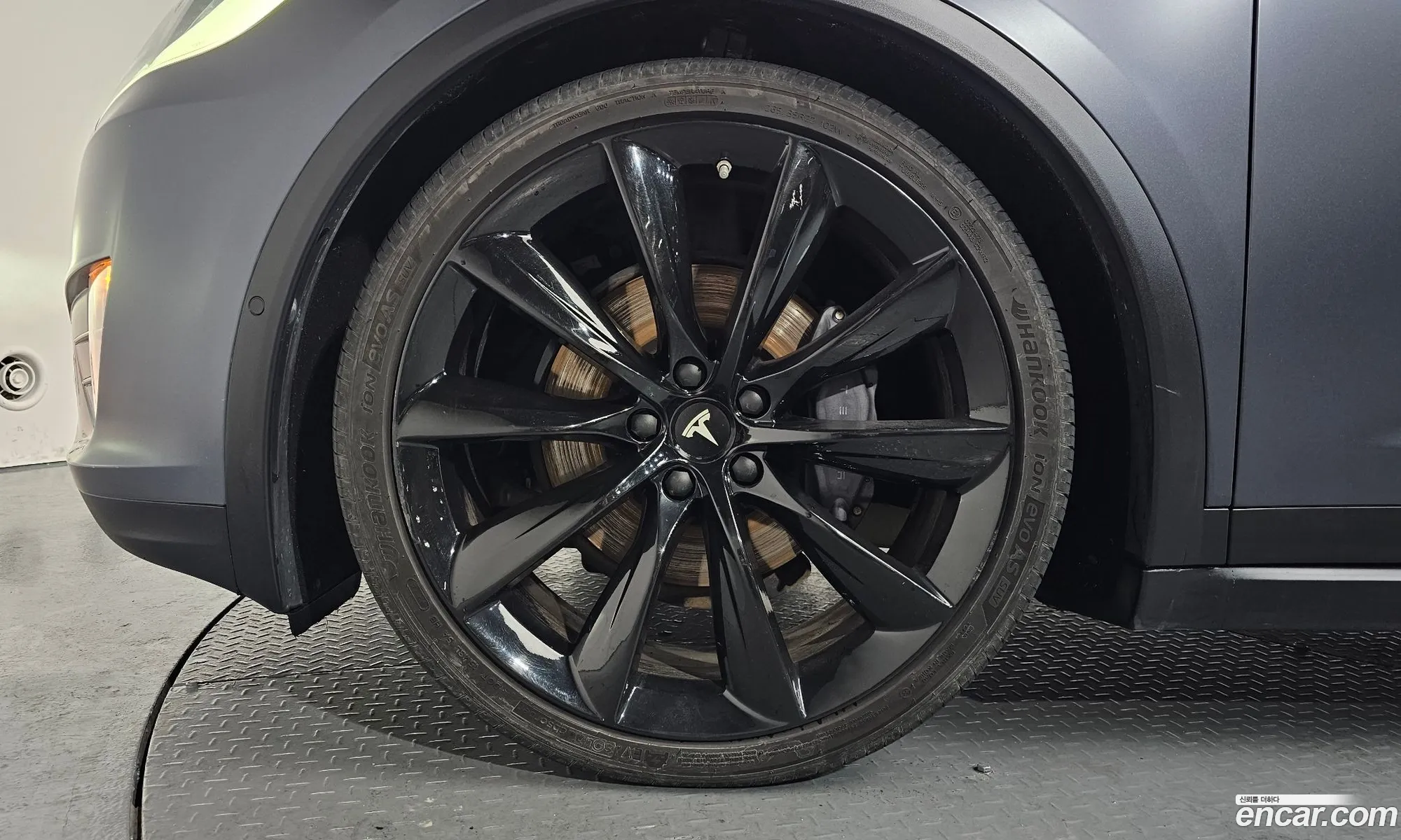 Tesla Model X 2020 — 12
