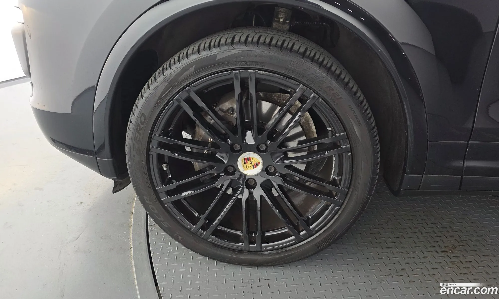 Porsche Cayenne 2017 WP1AF2924HLA30081 — 2