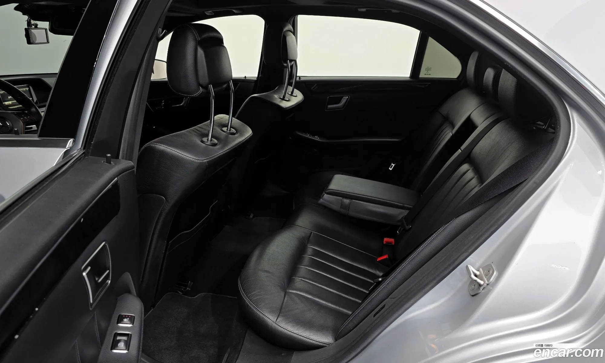 Mercedes-Benz E-Class W212 2014 WDDHF8CB6EA990253 — 14