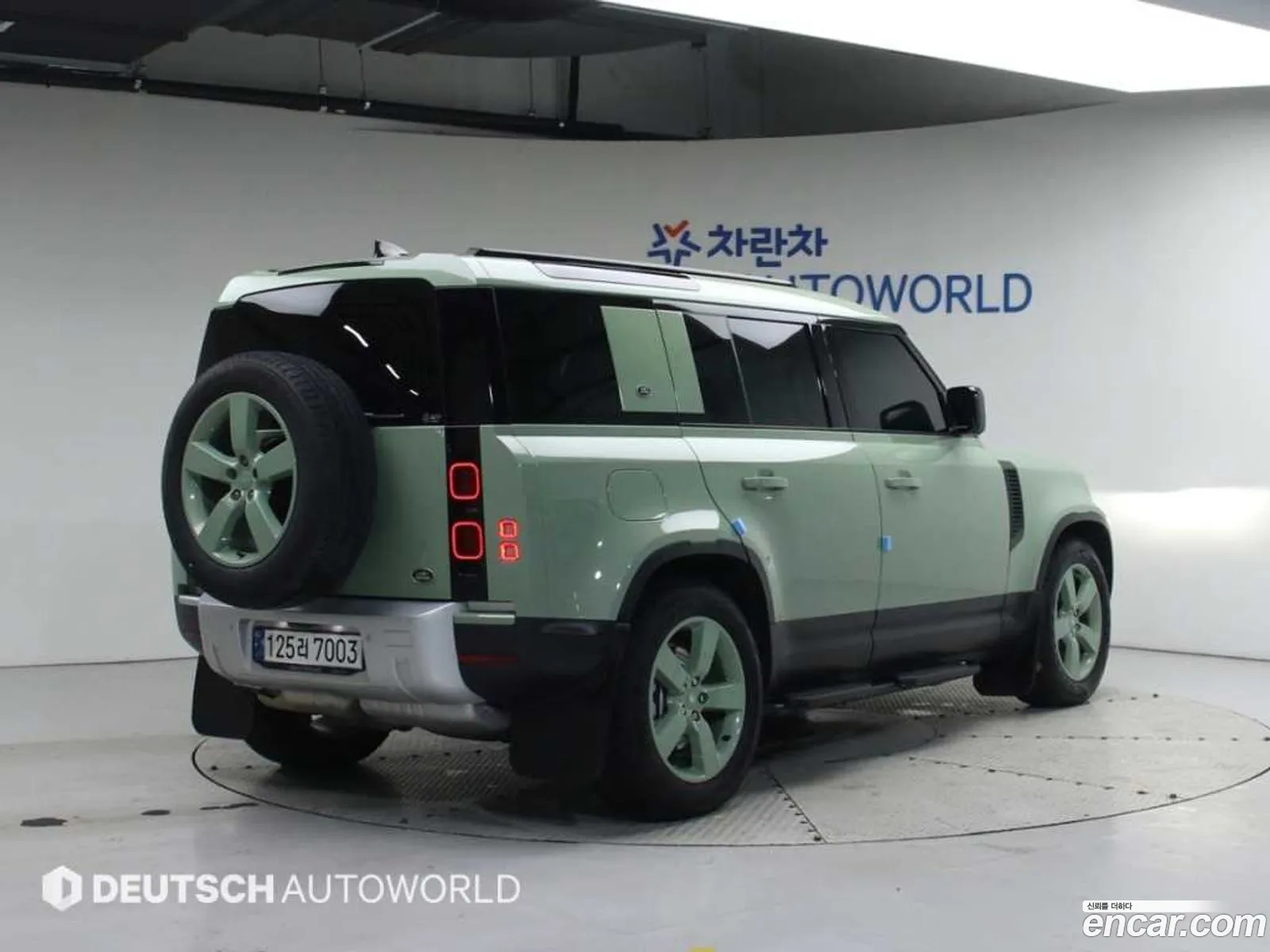 Land Rover Defender 2023 — 16